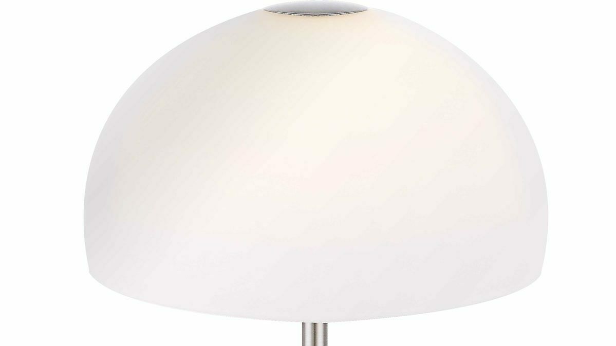 Klassische Lampe mit rundem Sockel in Silberoptik und kuppelförmigem Schirm