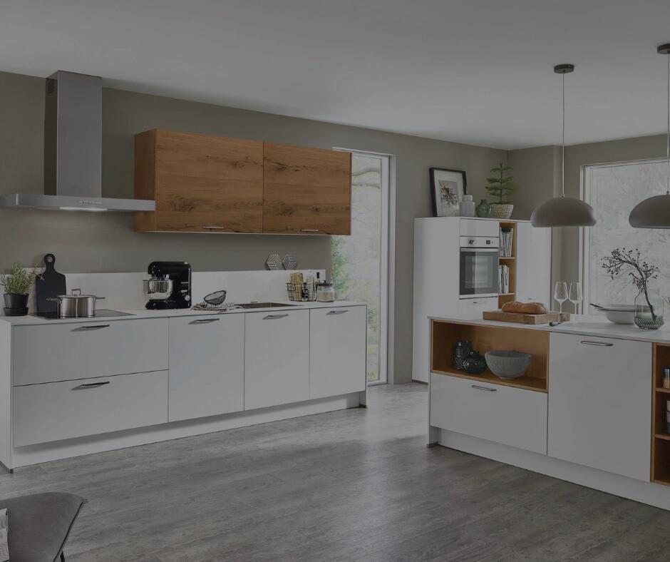 Moderne Einbauküche in Weiß mit Holz-Hängeschränken, Kochinsel, integriertem Backofen und Dunstabzugshaube.