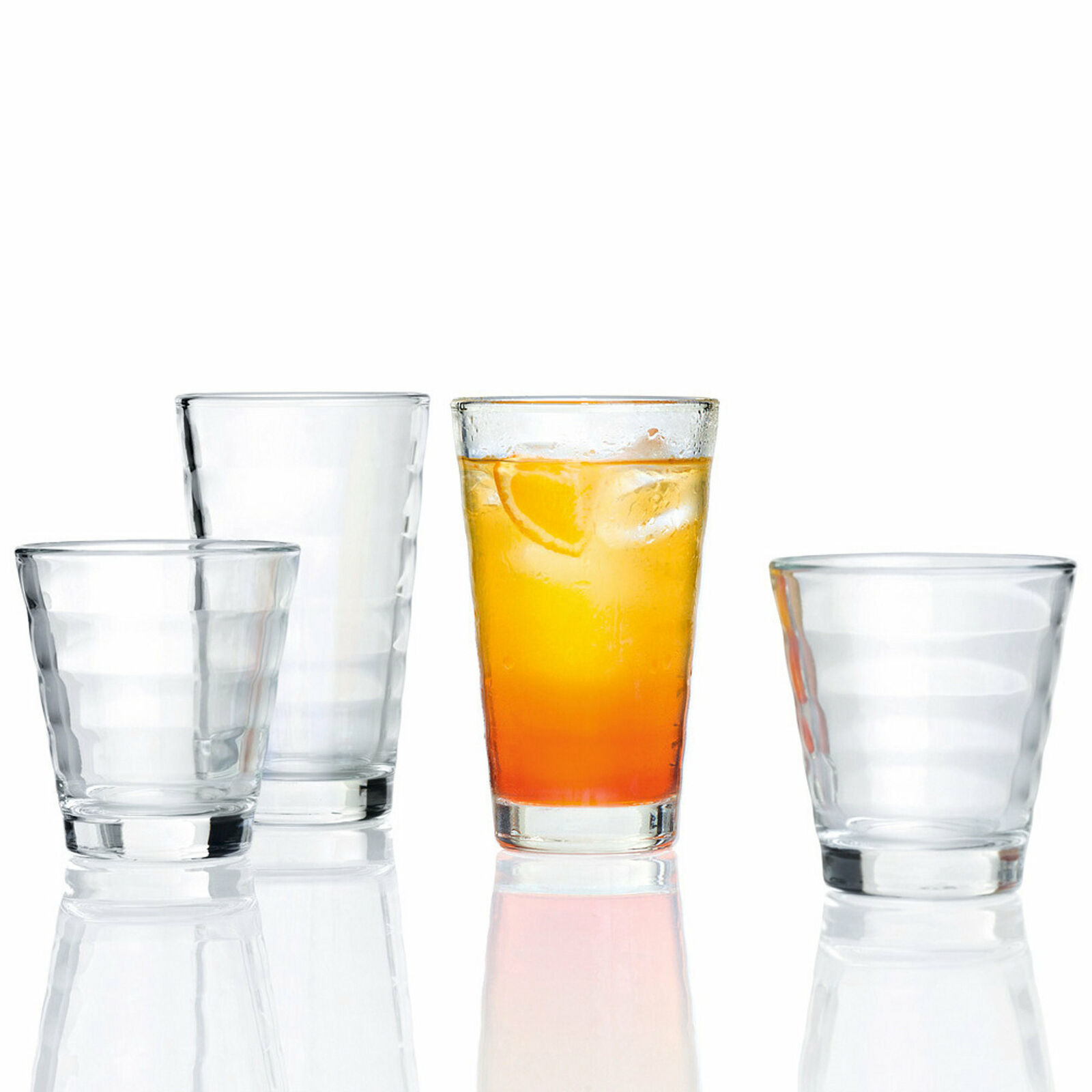 Vier zylindrische Gläser  eines mit orangefarbenem Getränk und Eiswürfeln  schräg freigestellt fotografiert