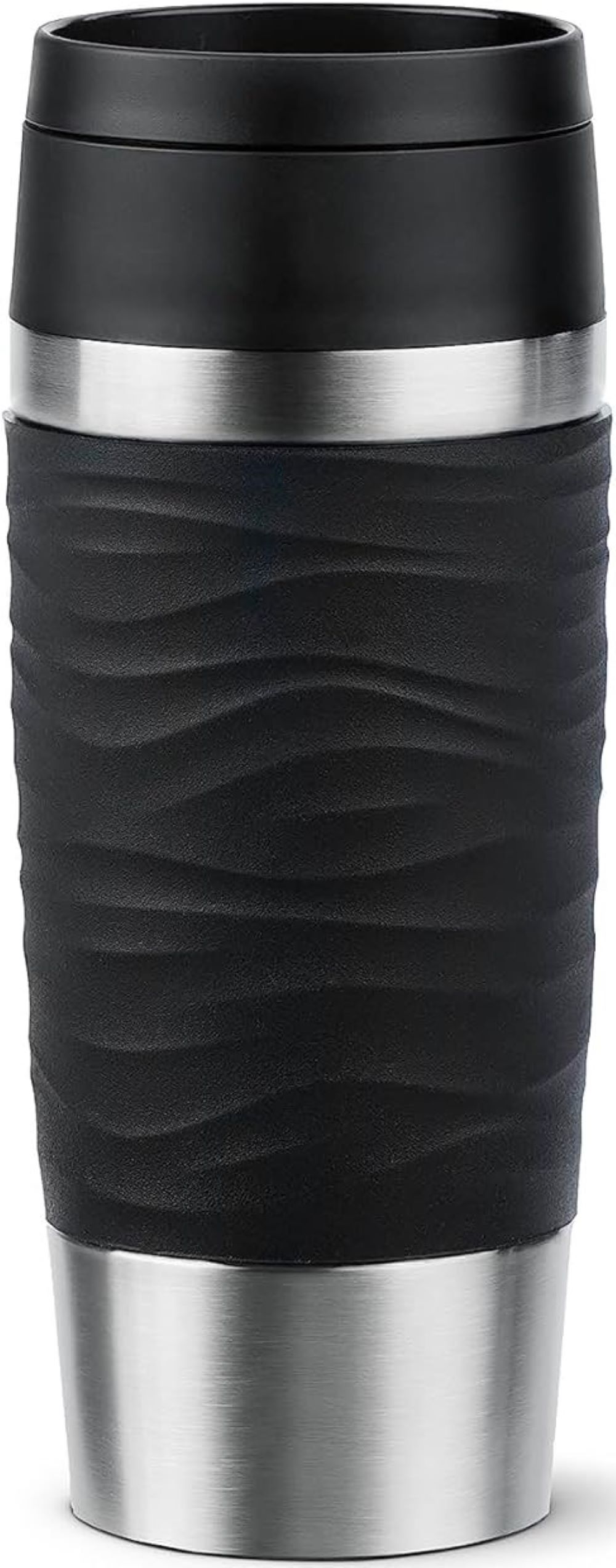Schwarzer Thermobecher mit Edelstahl – stilvoller Becher mit rutschfester Struktur Thermobecher mit schwarzem Griff in Wellenoptik und Edelstahlakzenten frontal aus Augenhöhe aufgenommen