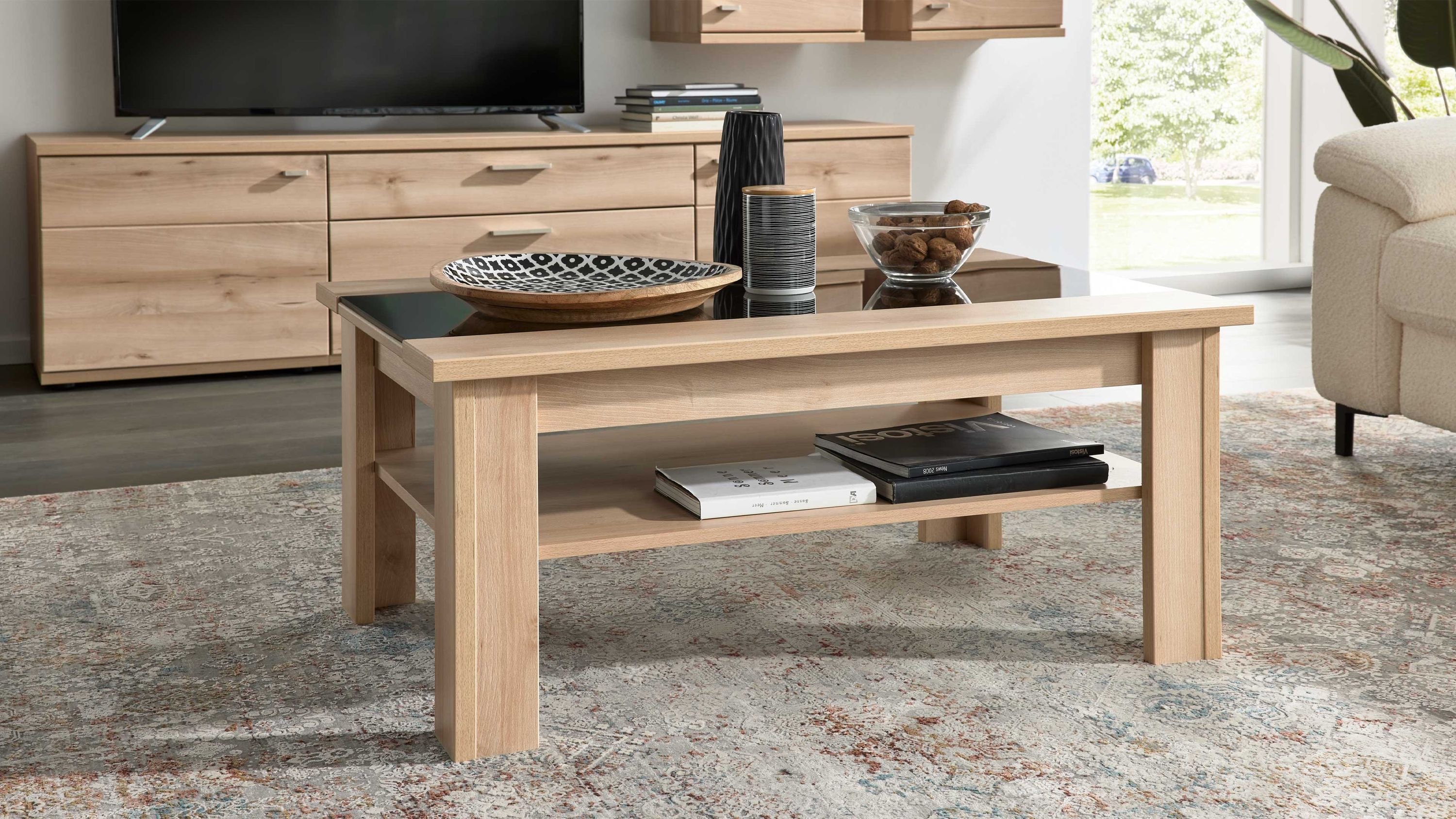 Rechteckiger Couchtisch mit grauer Glasplatte und naturfarbenem Holzgestell mit Ablageboden