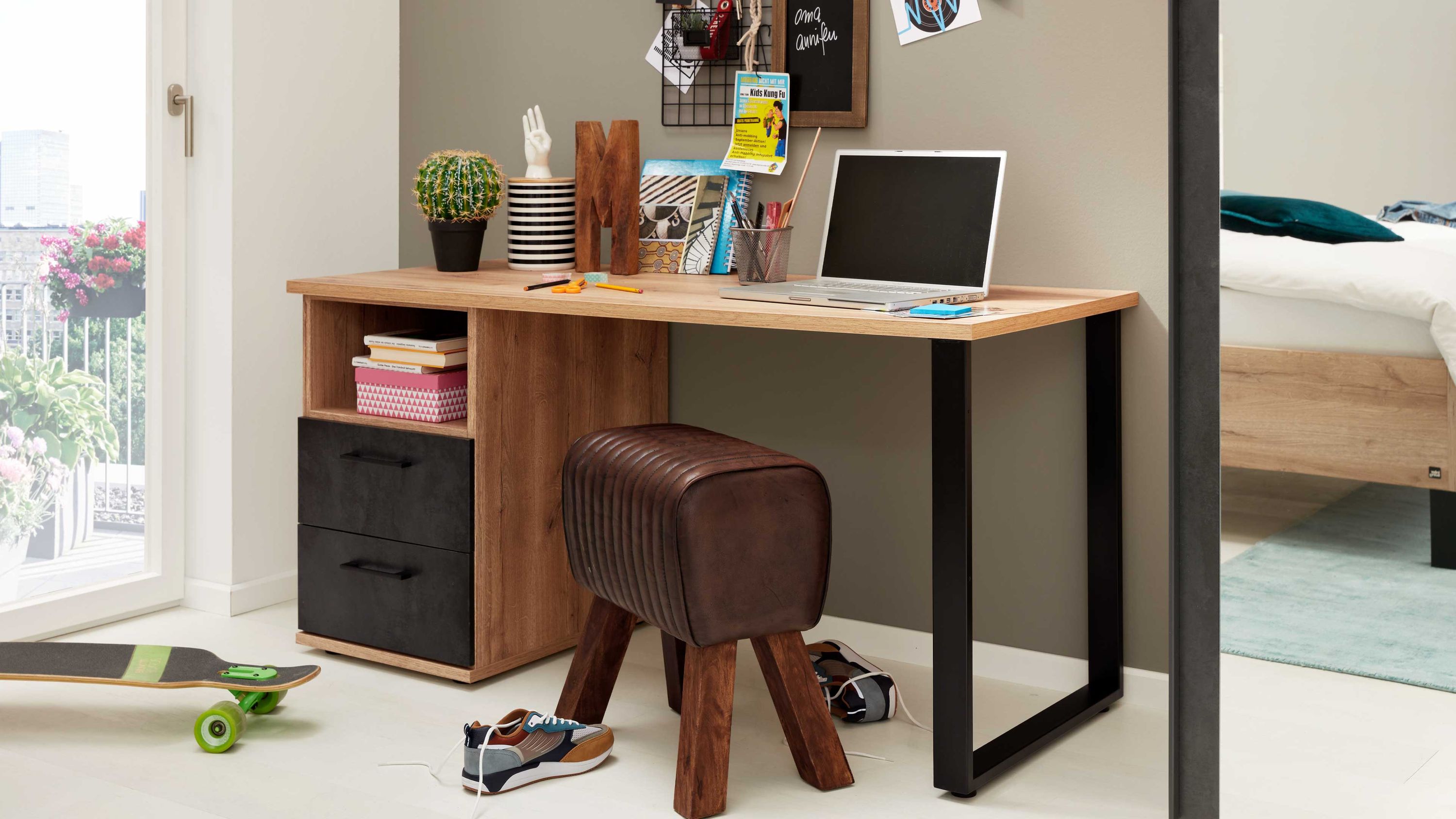 Schreibtisch mit Holzplatte und schwarzen Schubladen Schreibtisch mit rechteckiger Holzplatte und zwei schwarzen Schubladen links rechte Seite mit schwarzem Metallgestell