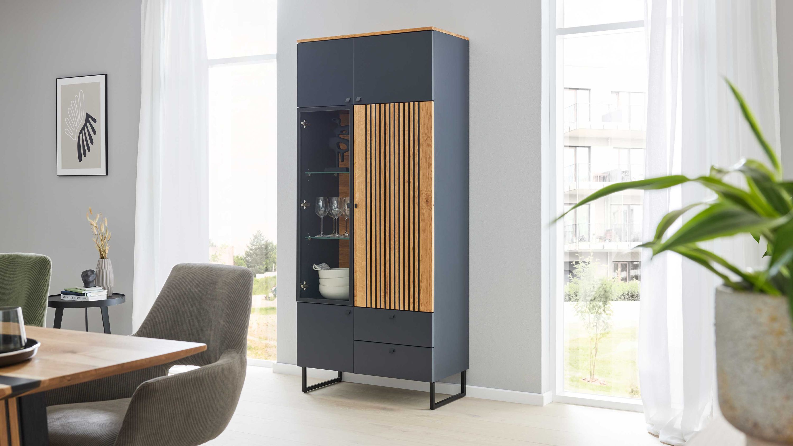 Vitrine mit Türen und Schubladen in Grau und Holzoptik Vitrine mit fünf Türen und zwei Schubladen in quarzgrauem Lack und Holzoptik mit Glasfach