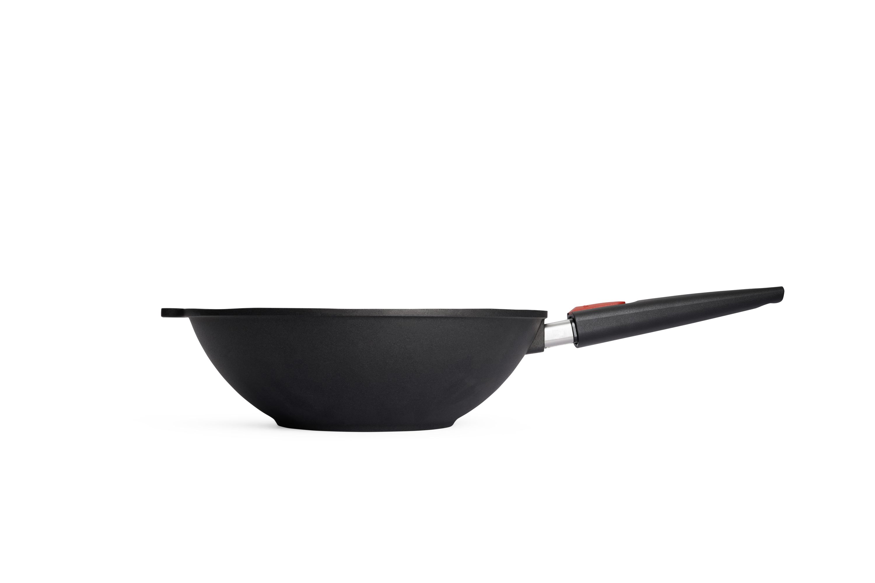 Schwarzer Wok seitlich abgebildet ohne Deckel, mit abnehmbarem Stielgriff und rotem Druckknopf.