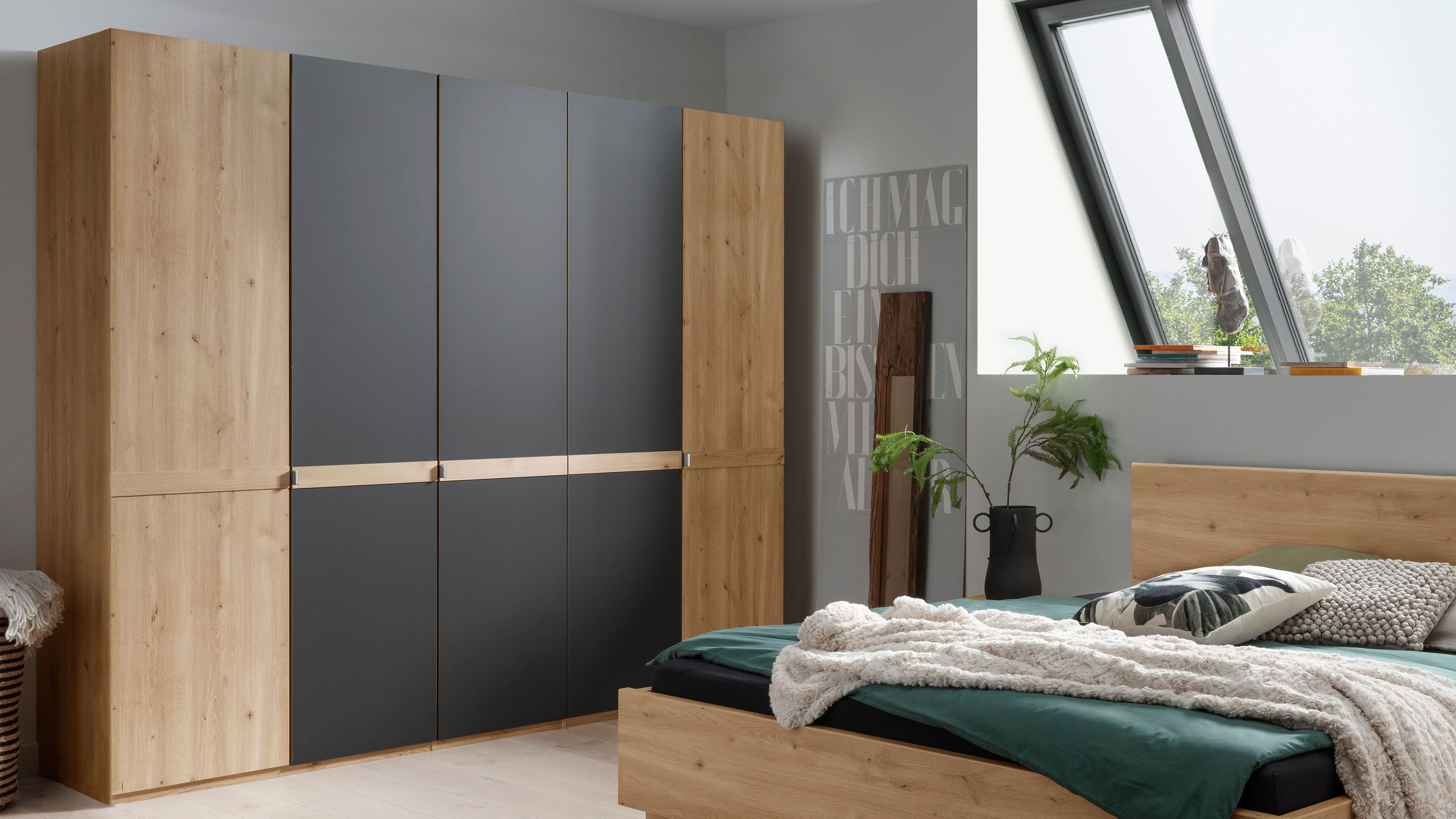 Fünftüriger Kleiderschrank mit zwei holzfarbenen Außentüren und drei graphitfarbenen Innentüren in modernem Schlafzimmer
