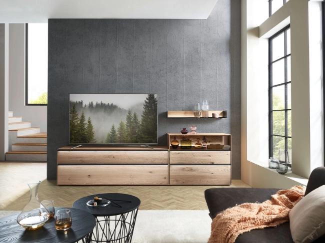 Hartmann Wohnwand in Holzoptik Wohnwand aus Holz von Hartmann mit TV-Element, Vitrinenschrank und warmem Lichtdesign