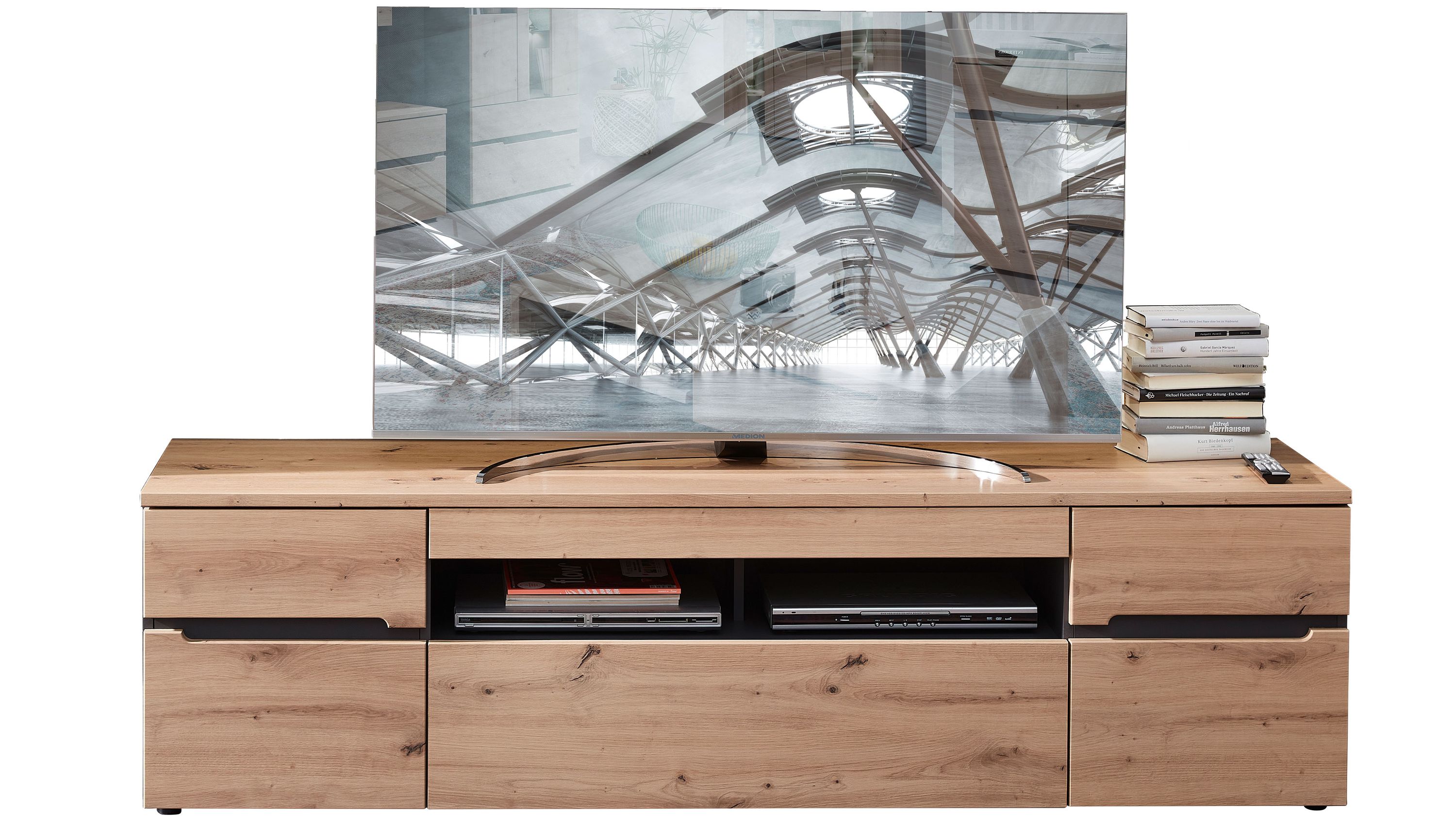 TV-Lowboard in Holzoptik mit Schubladen und offenen Fächern Rechteckiges TV-Lowboard mit Schubladen und offenen Fächern in hellbrauner Holzoptik mit schwarzem Griffbereich