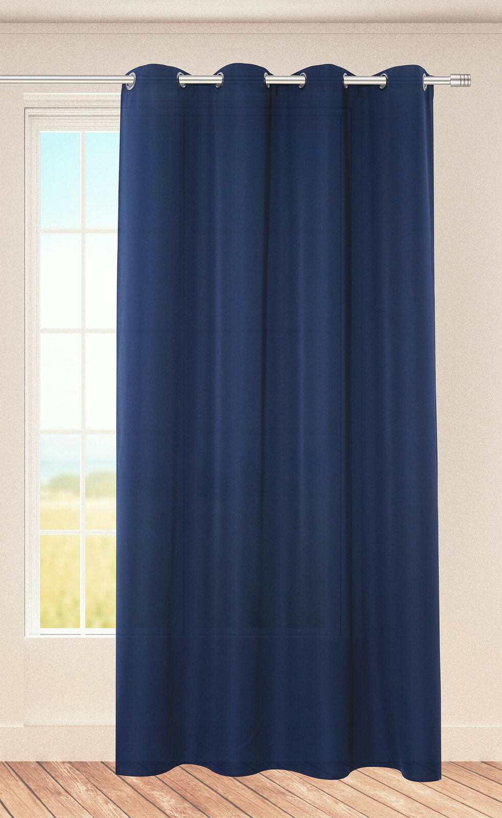 Dunkelblauer Ösenvorhang vor Fenster Dunkelblauer Vorhang mit Ösen an Metallstange vor hellem Fenster, Raumansicht mit Tageslicht