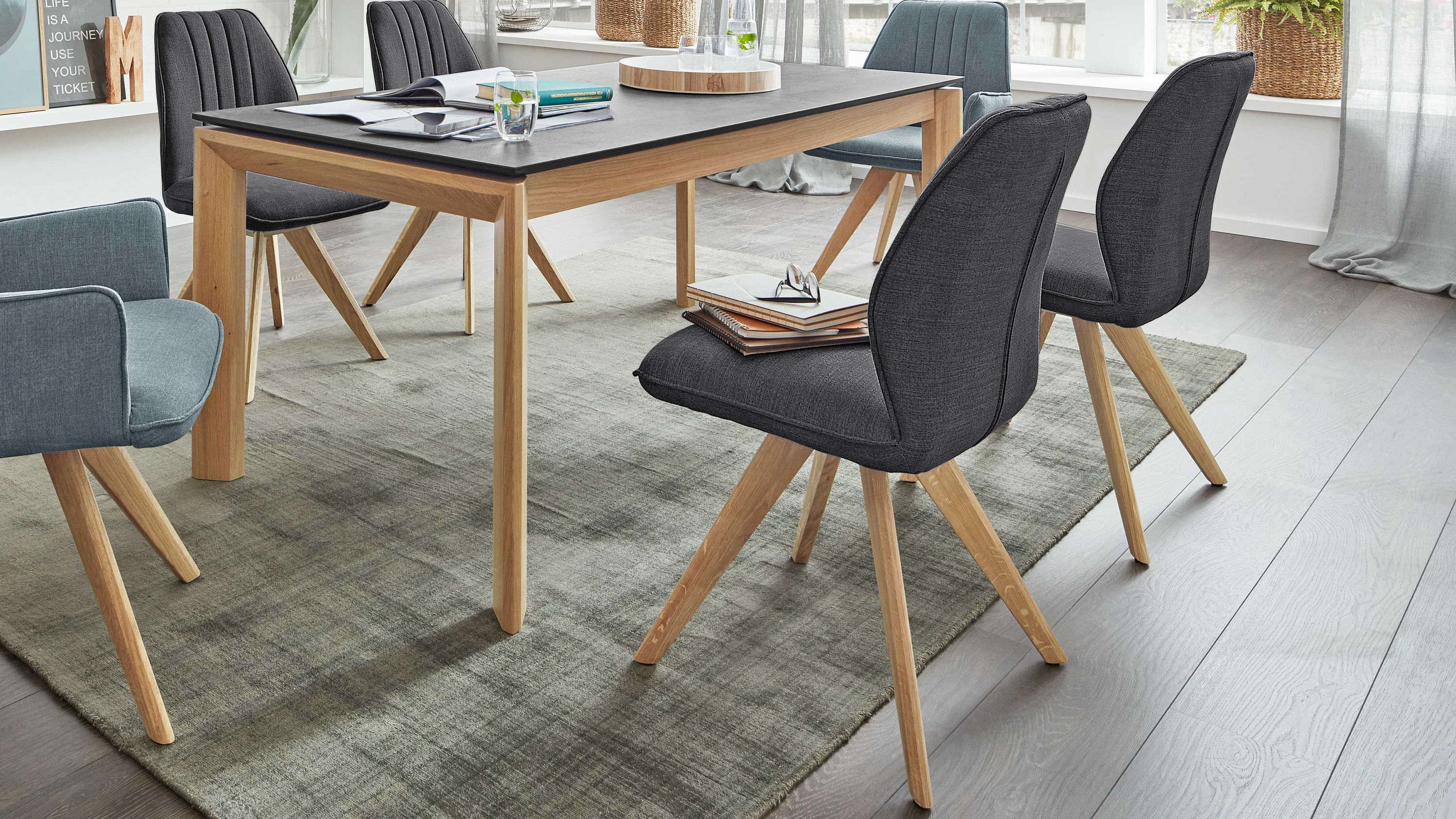 Interliving Esszimmer Serie 5102  Polsterstuhl U111 mit Drehfunktion graphitfarbener Bezug Tirol 480 & Wildeiche