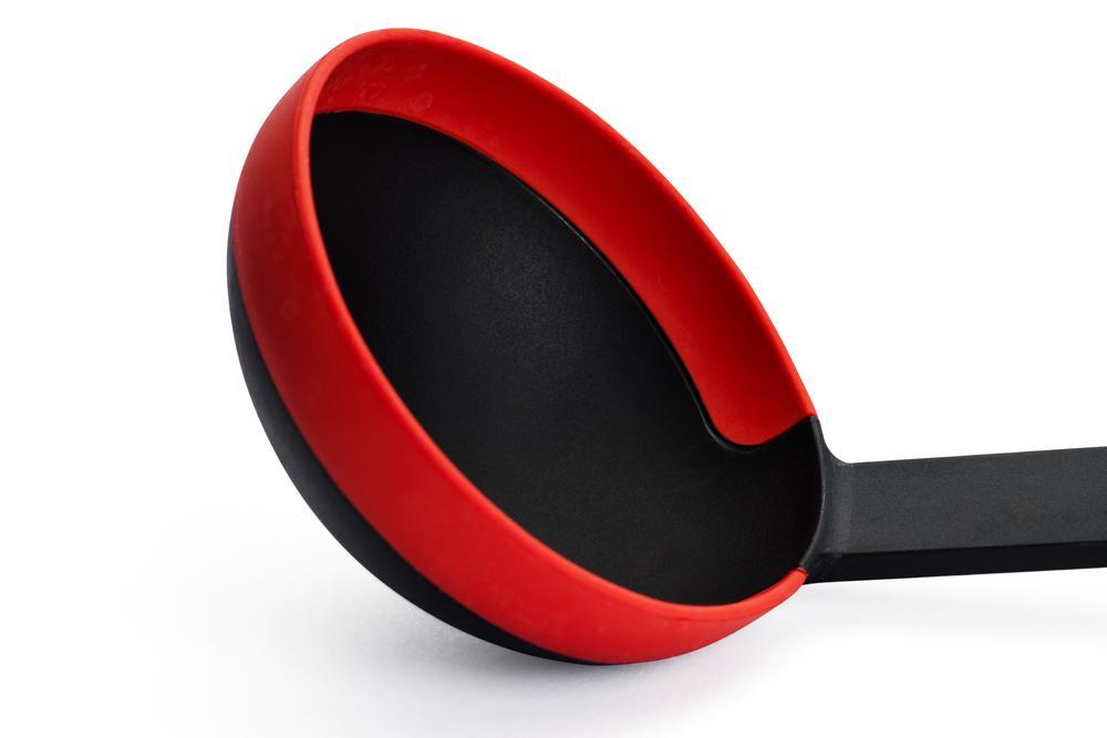 Schöpfkelle Silikon schwarz, rot Rote und schwarze Schöpfkelle  mit schwarzem Griff und roter Außenseite aufgenommen leicht schräg von der Seite