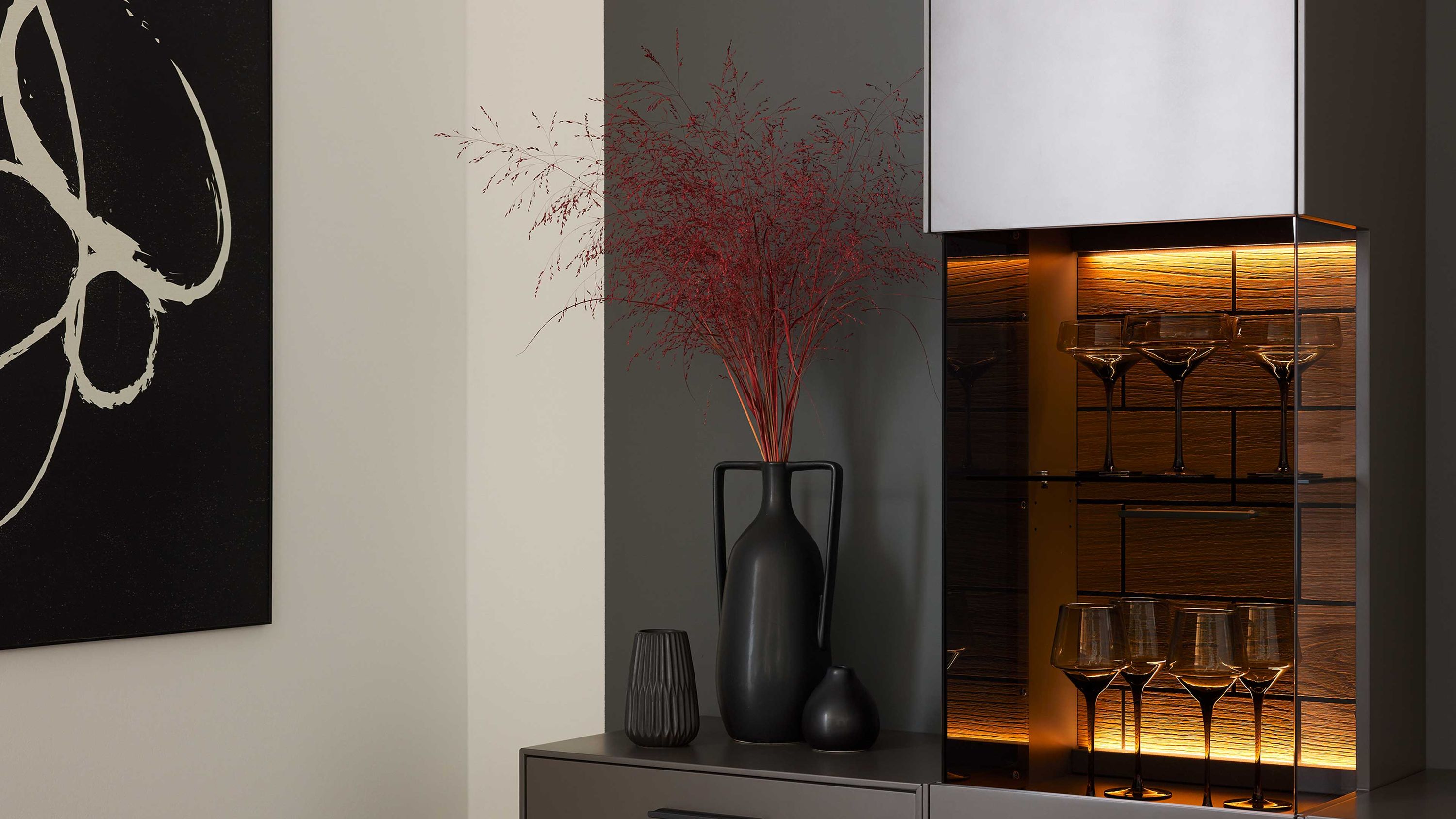 Zweiteilige LED-Beleuchtung mit Glasregalen und warmem Licht in einem modernen Wohnzimmerschrank