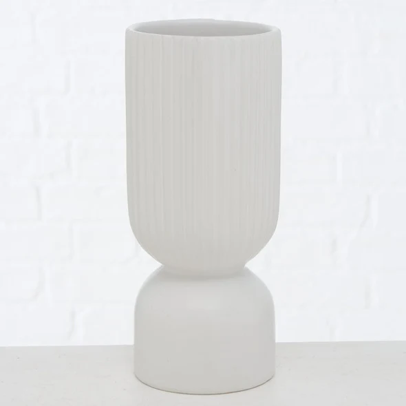 Frontalansicht weiße Vase mit zylindrischem oberen und rundem unteren Teil modernes Design frontal fotografiert