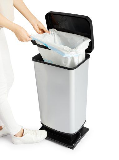 Rechteckiger Treteimer mit geöffnetem Deckel und Müllbeutel weiße und schwarze Farben