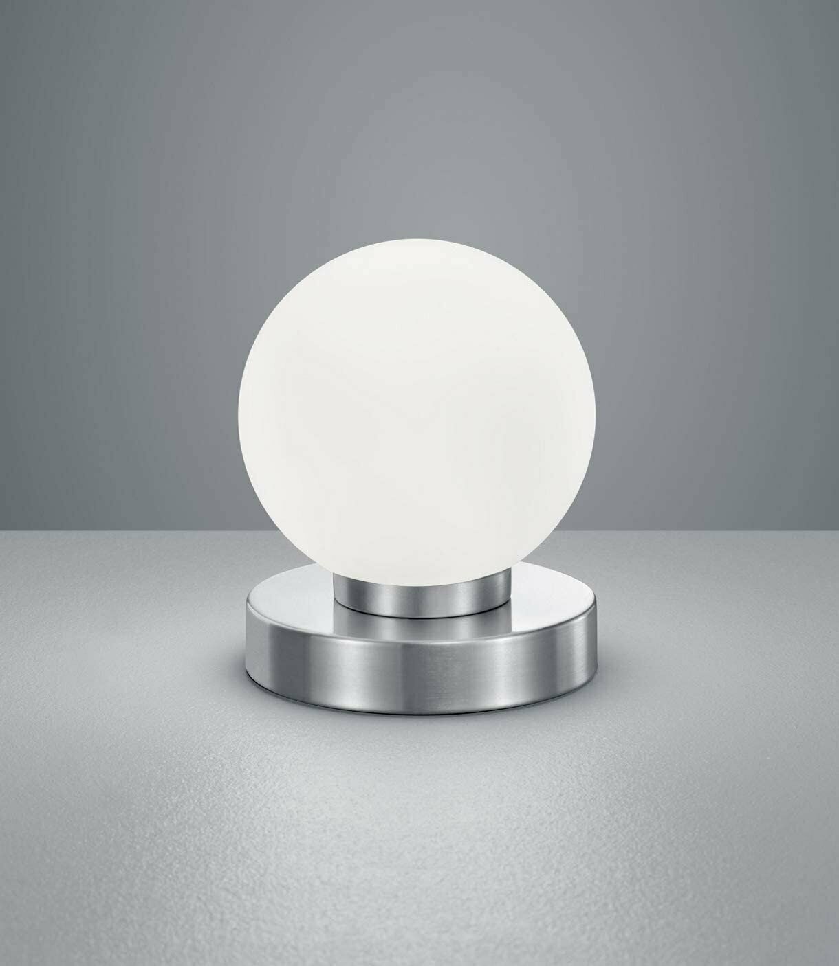 Kompakte Tischlampe mit kugelförmigem weißen Schirm und silberfarbenem Sockel
