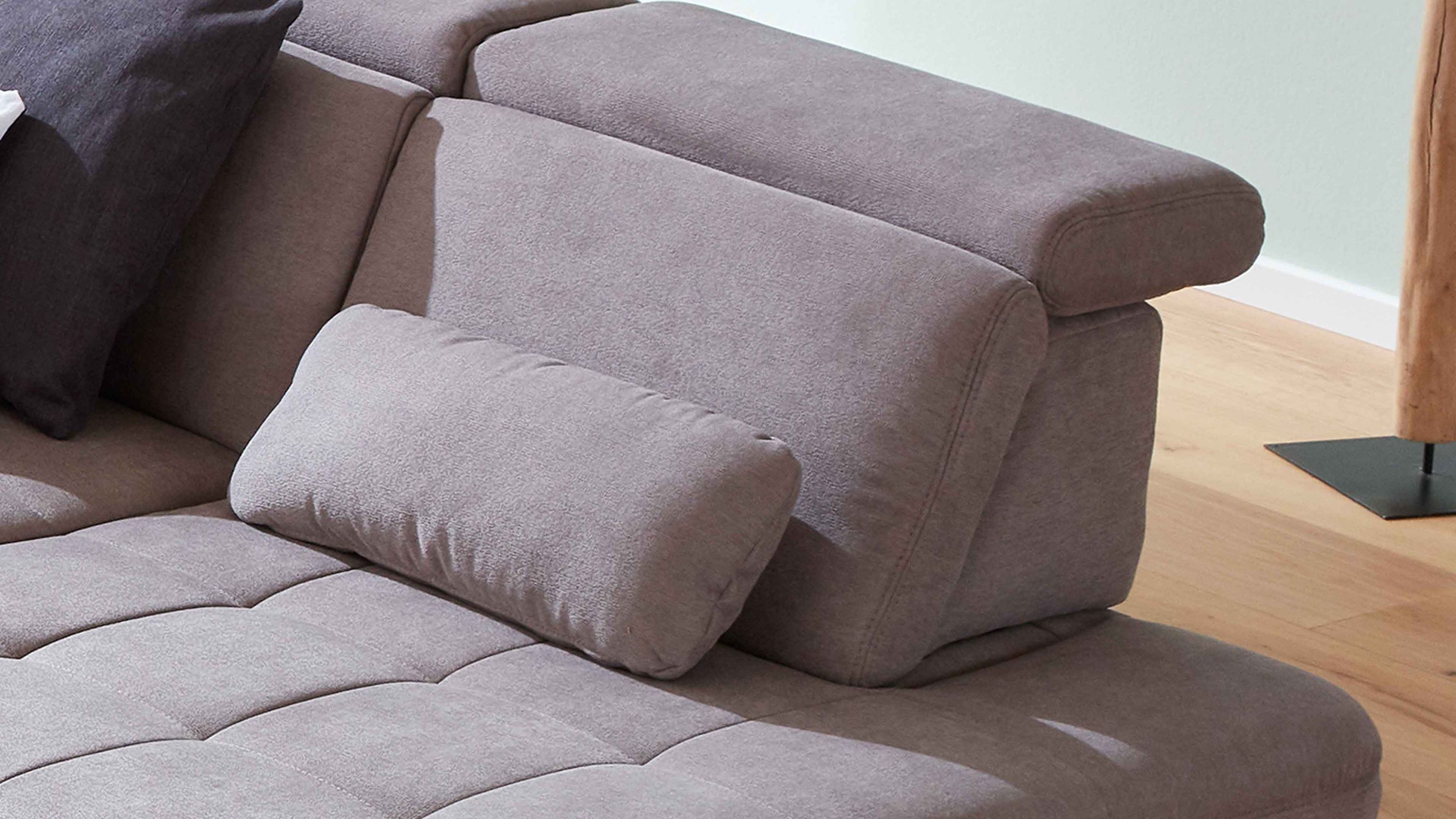 Nierenkissen in granitgrauer Farbe auf einem grauen Sofa mit weichem Stoffbezug