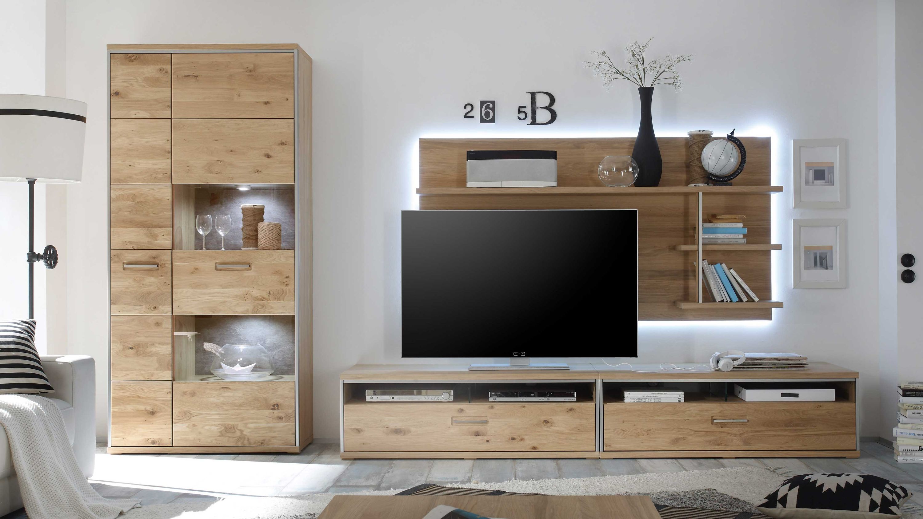 Vierteilige Wohnwand aus hellem Holz mit Vitrine TV-Board und Wandregal mit Beleuchtung