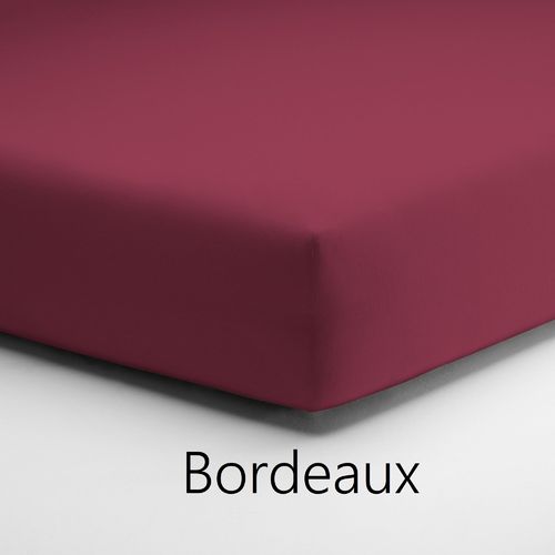 Nahaufnahme eines Bordeauxfarbenen Spannbetttuchs aus Baumwolle  Farbname "Bordeaux" unter dem Bild