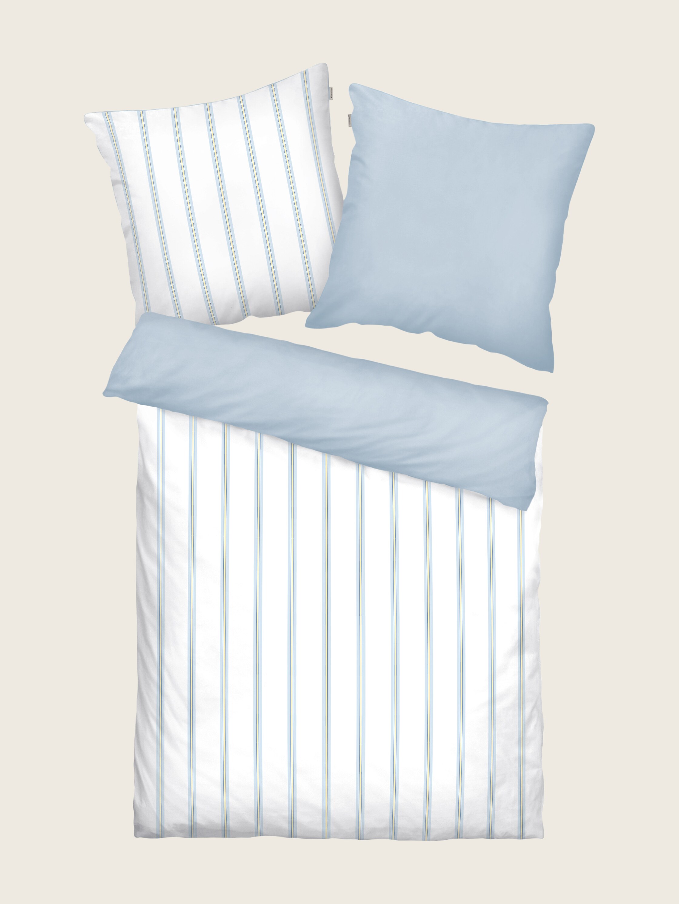 Blau-weiß kariertes Bettwäsche-Set mit Kopfkissen und Bettdecke, Draufsicht