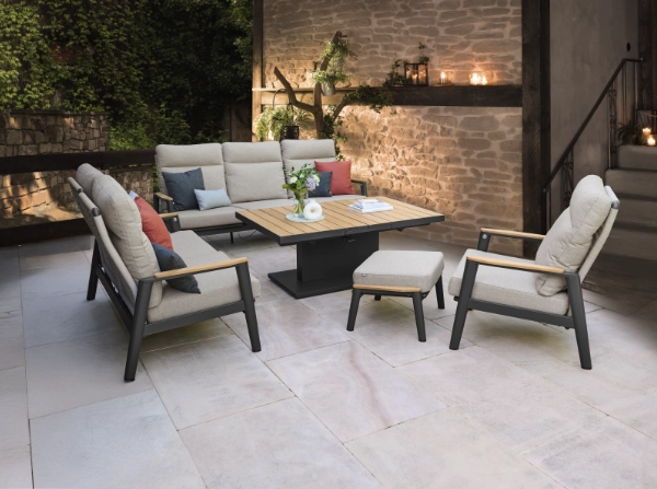 Outdoor-Lounge mit Polstermöbeln und Tisch auf Terrasse oder Balkon