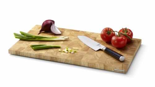 Holz-Schneidebrett mit Messer  geschnittener Frühlingszwiebel  roter Zwiebel und Tomaten