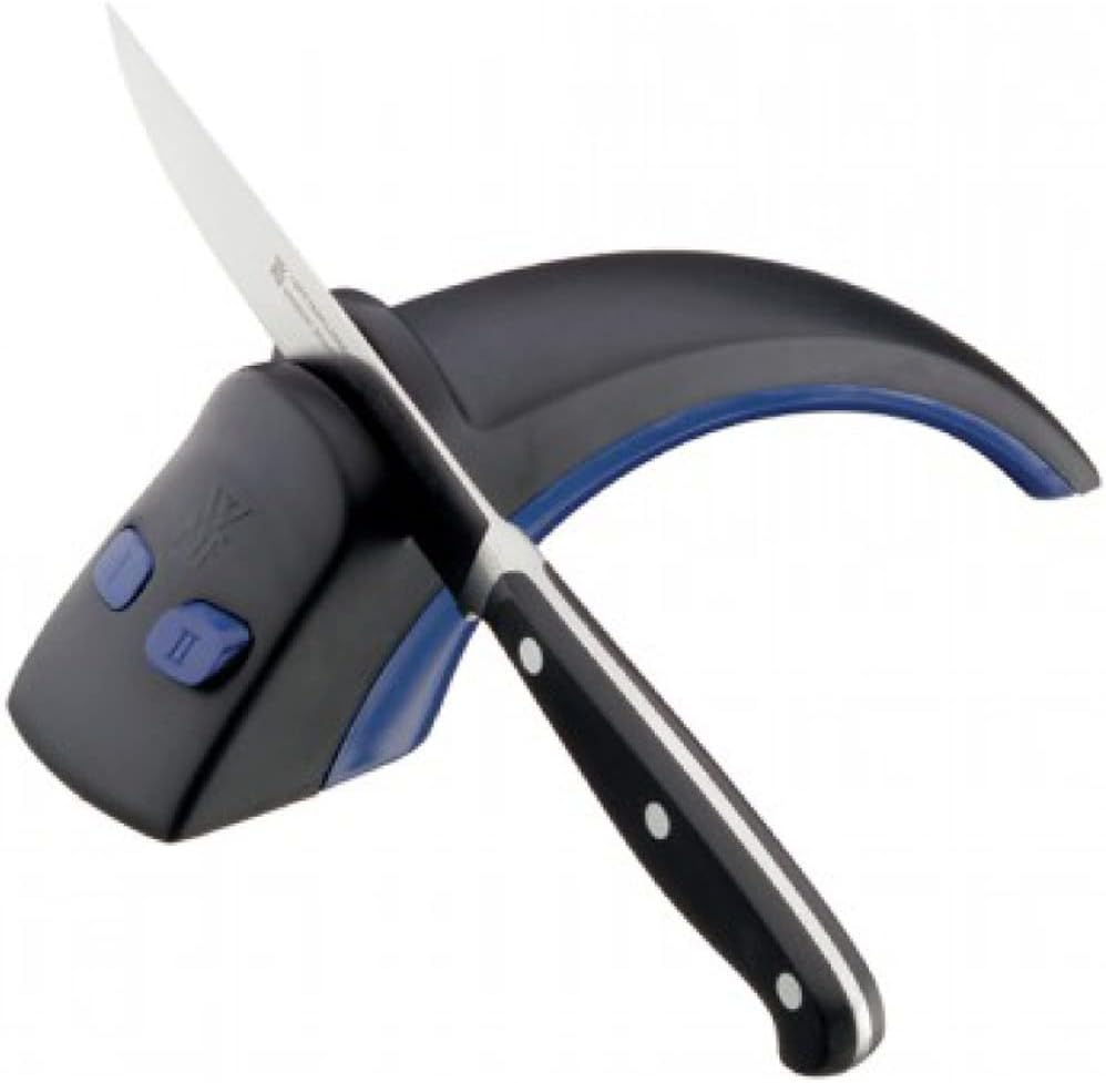 Schwarzer Messerschärfer mit blauen Akzenten Messer im Schlitz von rechts oben auf heller Fläche aufgenommen