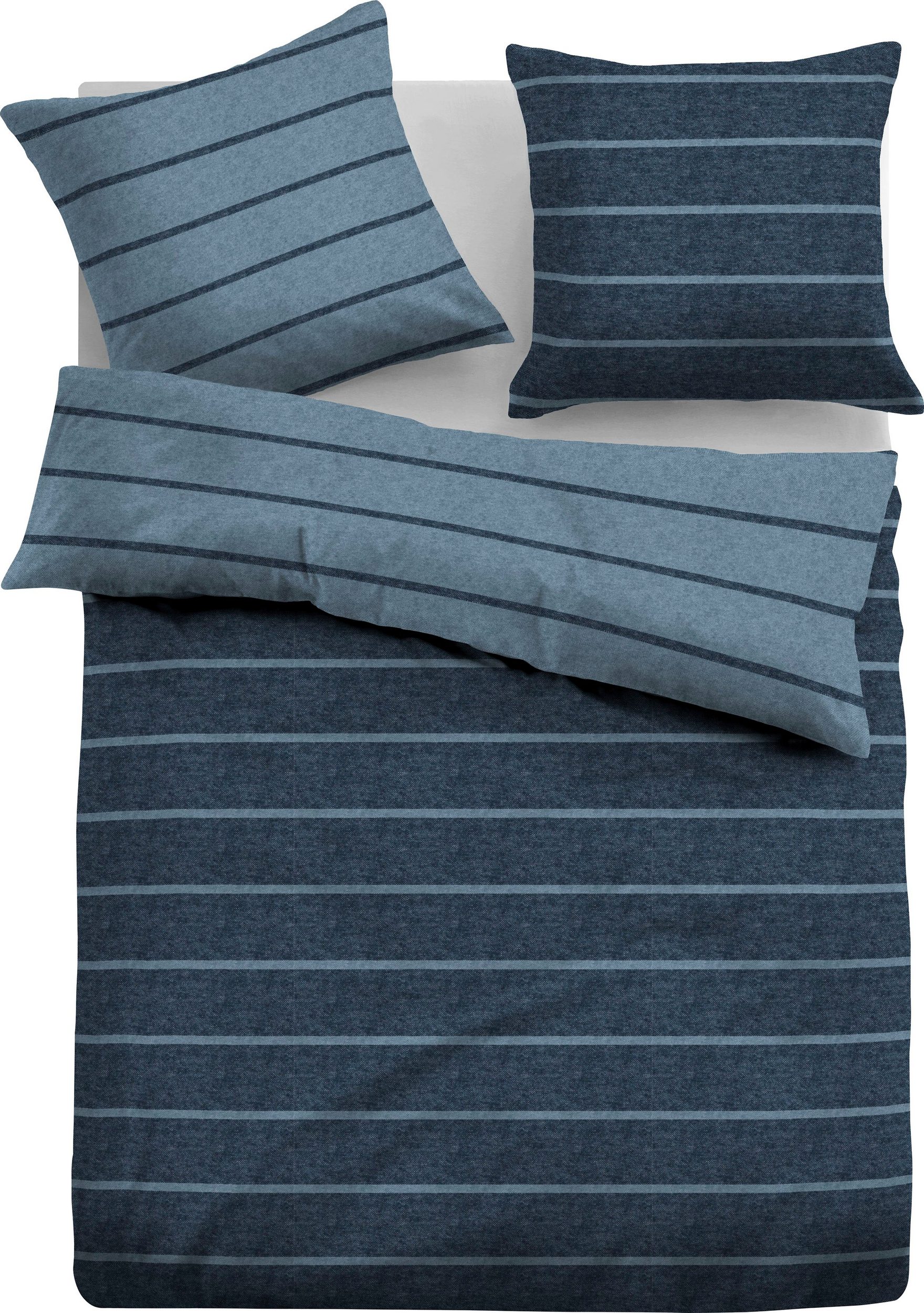 Bettwäsche-Set mit blauen und grauen Streifen, von oben fotografiert, zwei Kissen und Decke auf Bett arrangiert