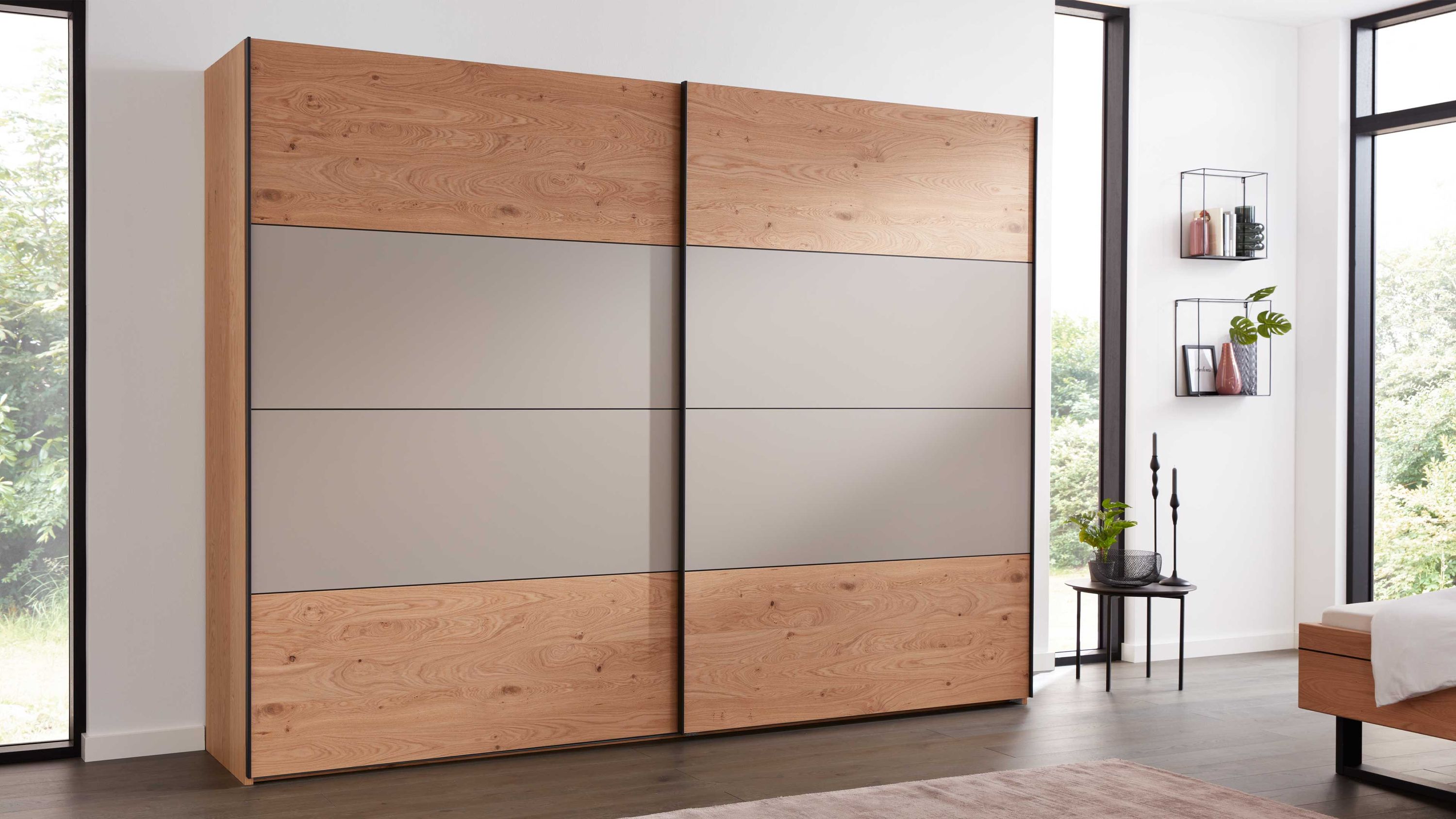 Schwebetürenschrank mit zwei Türen in taupe und holzfarbenem Balkeneiche-Design in modernem Schlafzimmer