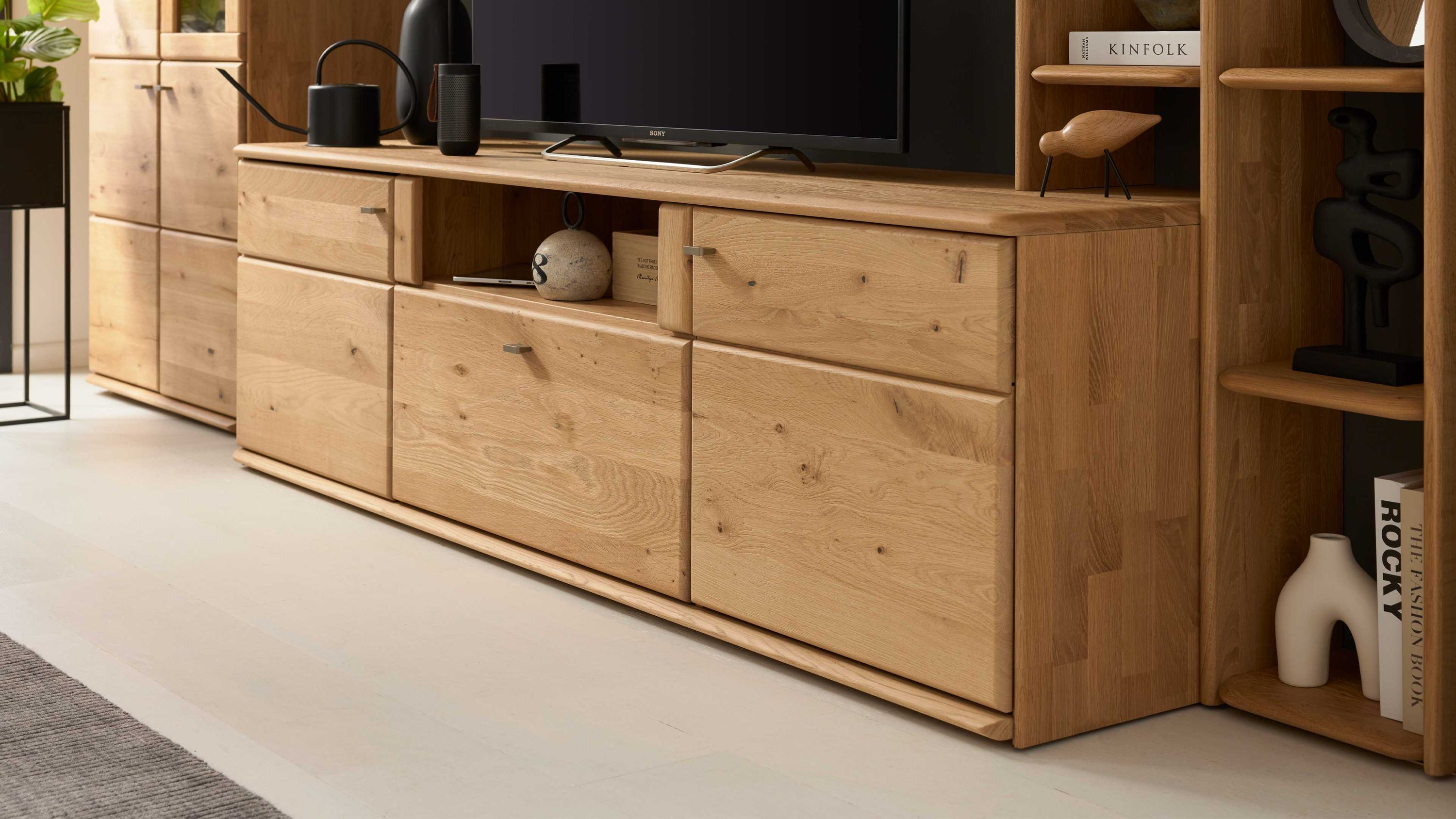 Lowboard mit zwei Türen und Schublade aus hellem Holz Lowboard aus hellem Holz mit zwei Türen einer Schublade und offenem Fach unter Fernseher