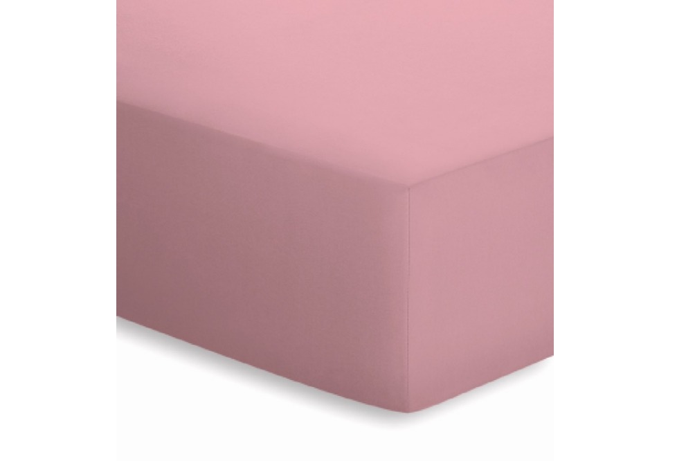 Ecke eines rosafarbenen Jersey-Spannbettlakens aus Baumwolle schräg von oben auf Matratze fotografiert