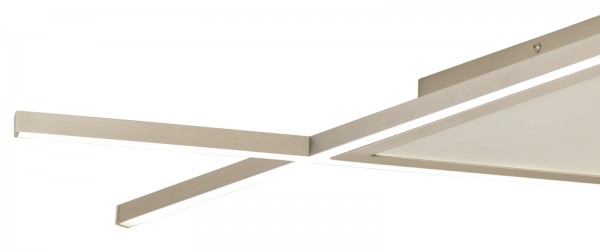 Deckenleuchte, Chrom/Weiß, dreieckig Schräge Ansicht montierter  dreieckiger Deckenleuchte mit Chromrahmen und weißen Kunststoffflächen