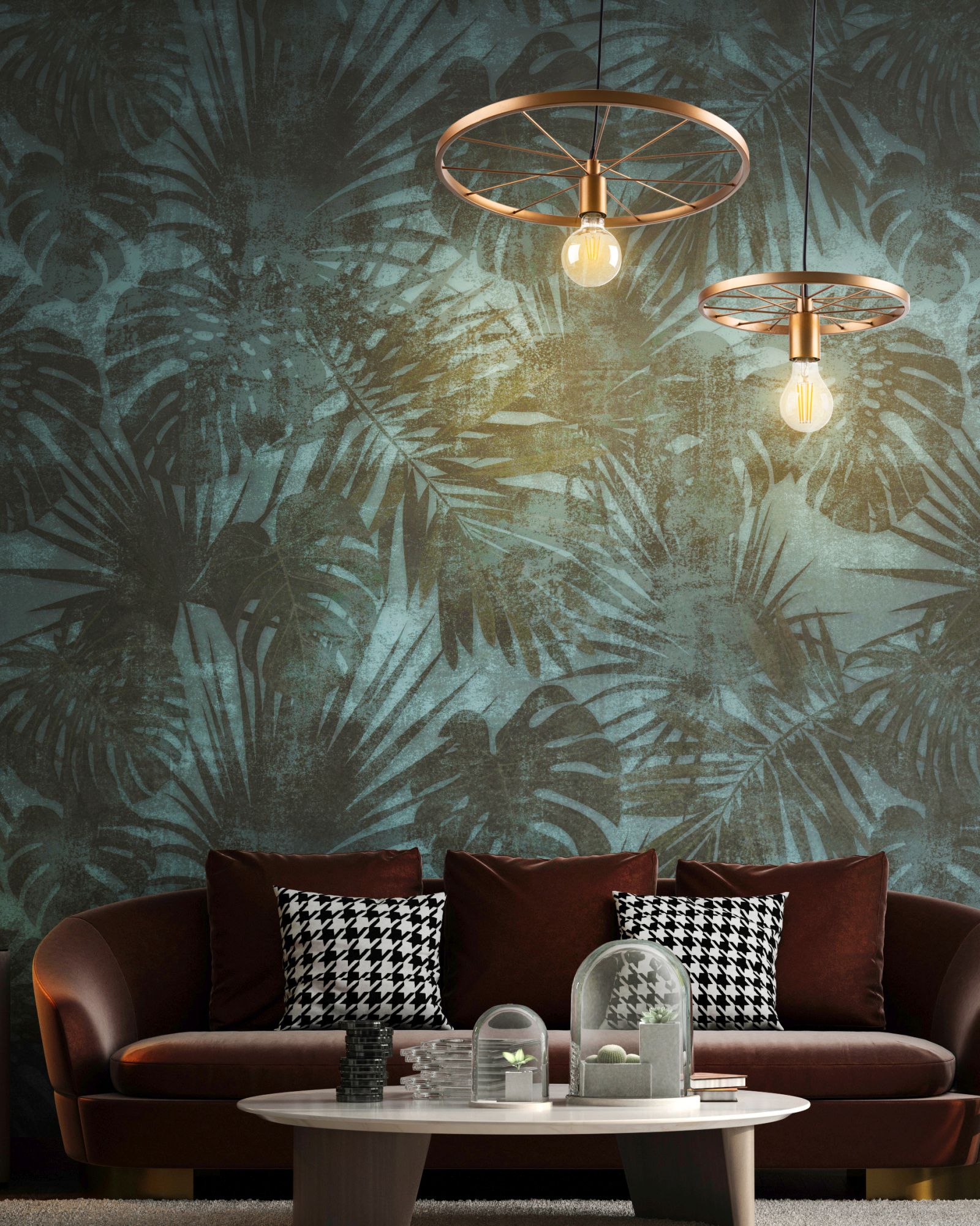 Stilvolles Wohnzimmer mit Hängelampen Wohnzimmer mit dunkler Blättertapete, braunem Sofa, rundem Tisch und zwei Hängelampen, frontal aufgenommen