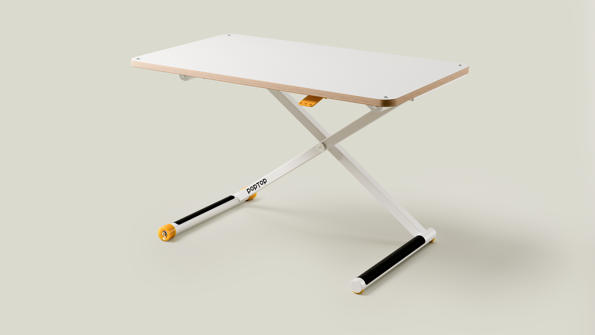 Weißer höhenverstellbarer Schreibtisch mit X-Gestell und schwarzen sowie gelben Elementen an den Enden.