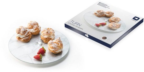 Runde Glas-Tortenplatte in Marmoroptik mit Gebäck und Erdbeeren