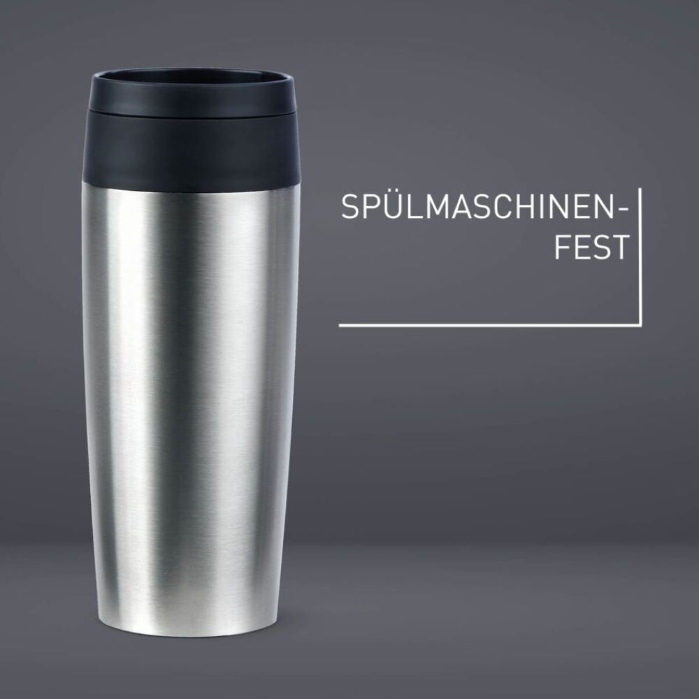 Silberner Emsa Travel Mug – spülmaschinenfester Becher mit schwarzem Deckel vor grauem Hintergrund Frontalansicht silberfarbener Emsa Travel Mug mit schwarzem Deckel grauer Hintergrund Text zu Spülmaschinenfestigkeit