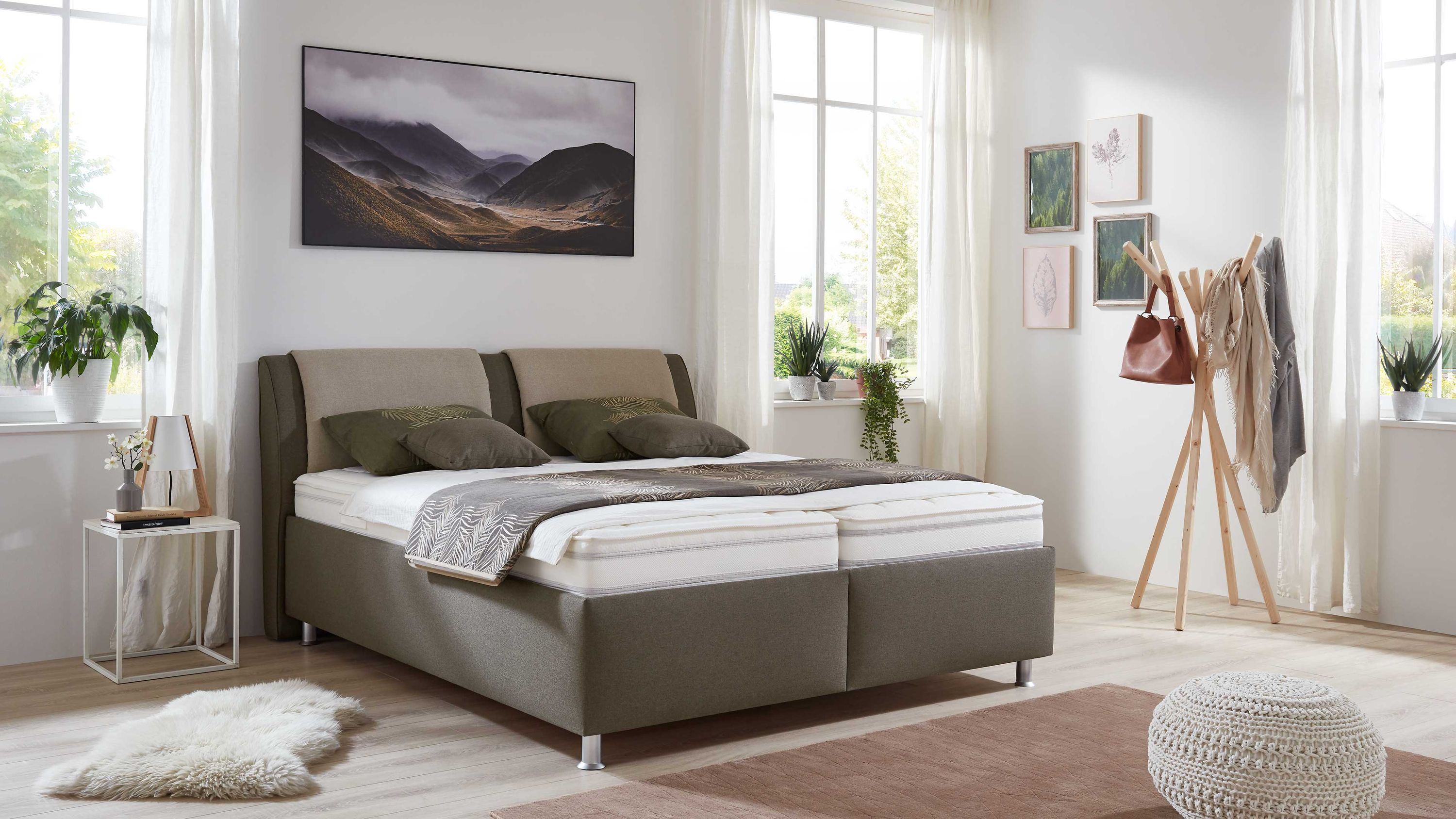 Polsterbett in khakifarbenem Flachgewebe mit gepolstertem Kopfteil und Metallfüßen in hellem Schlafzimmer