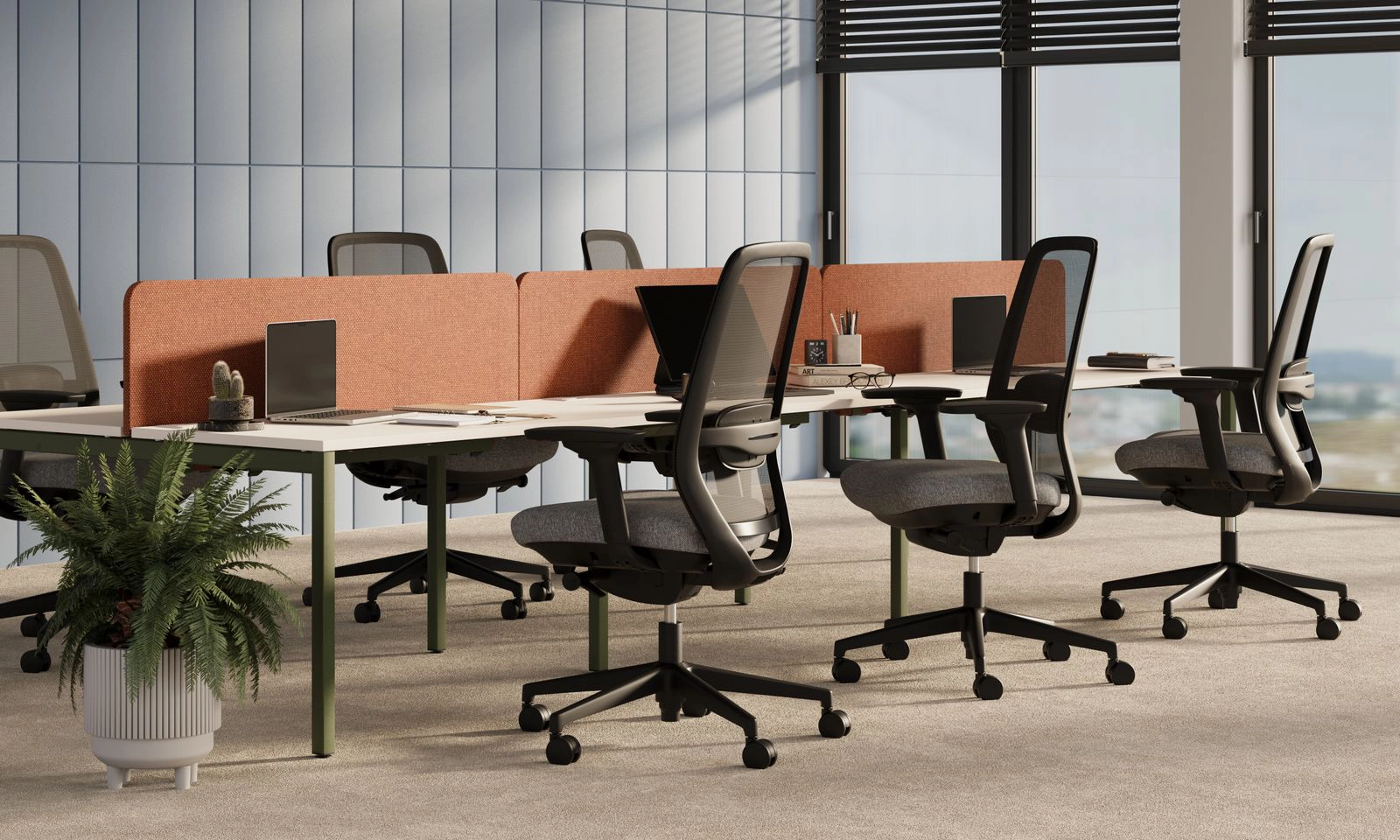 Modernes Open-Space-Büro mit Schreibtischen, Drehstühlen, Trennwänden und Pflanzen, strukturierte Arbeitsplatzgestaltung für Teamarbeit