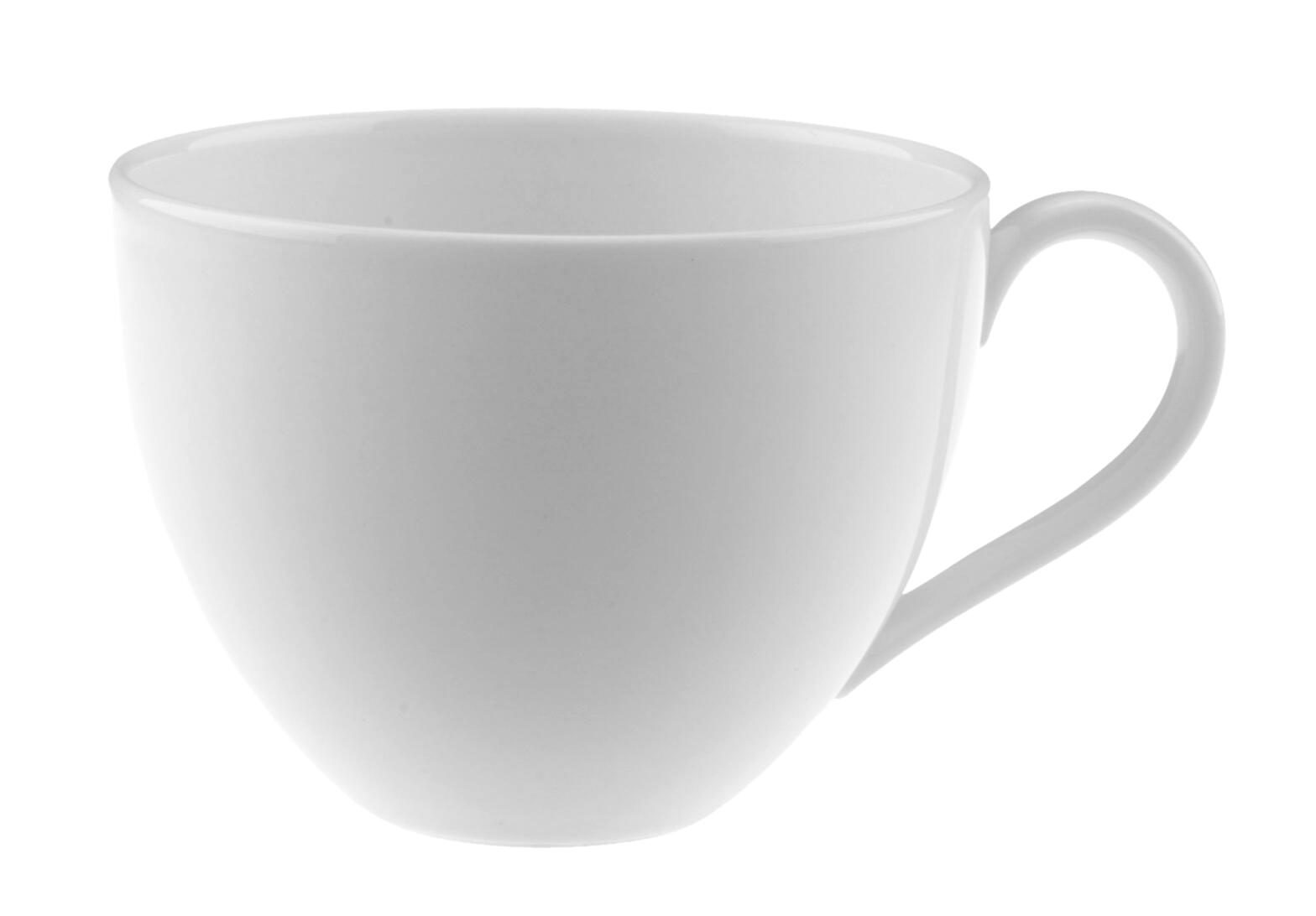 Weiße Tasse mit rundem Henkel als schlichtes Geschirr für Kaffee und Tee im modernen Tischgedeck