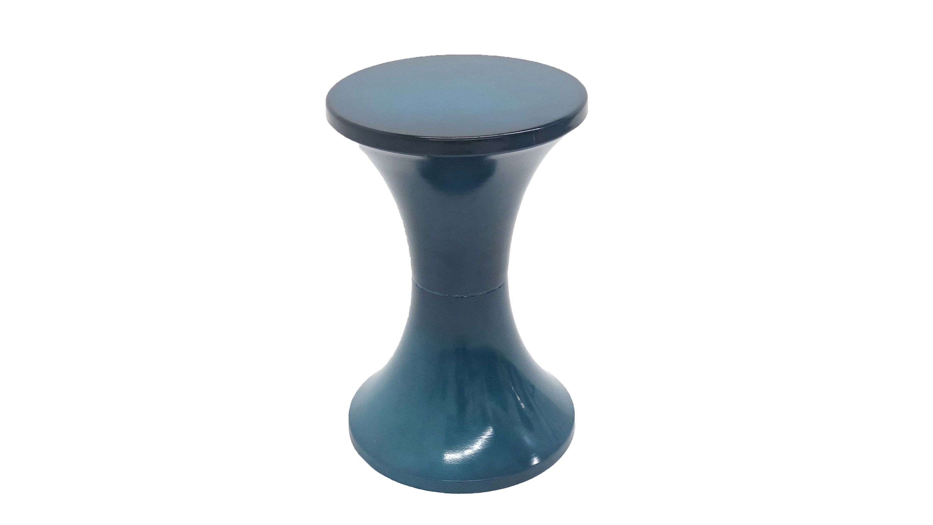 Runder, glänzender Beistelltisch in Blau mit geschwungener Trompetenform.