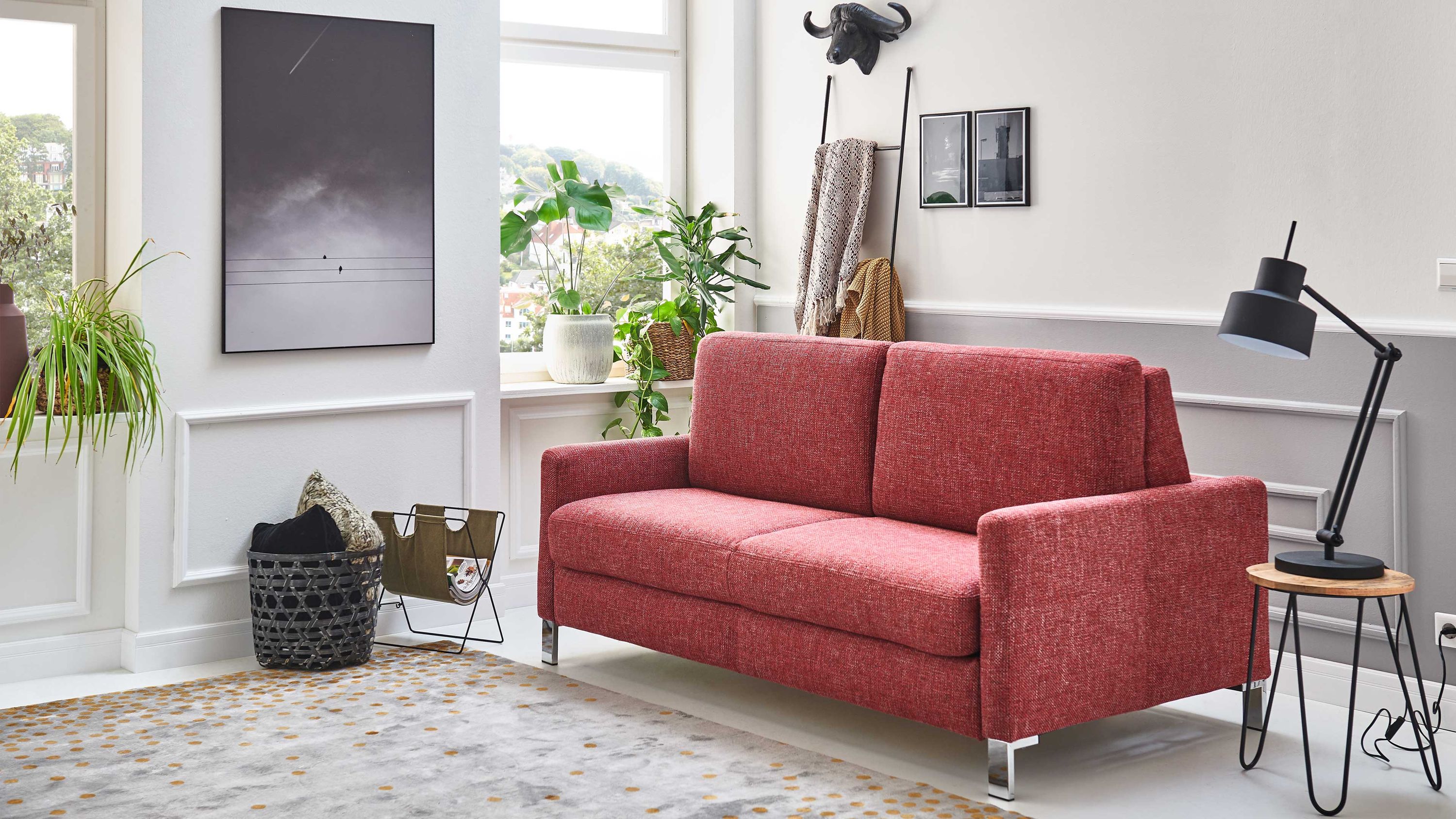 Rotes Schlafsofa mit rechteckigen Armlehnen und Chromfüßen in modernem Wohnzimmer