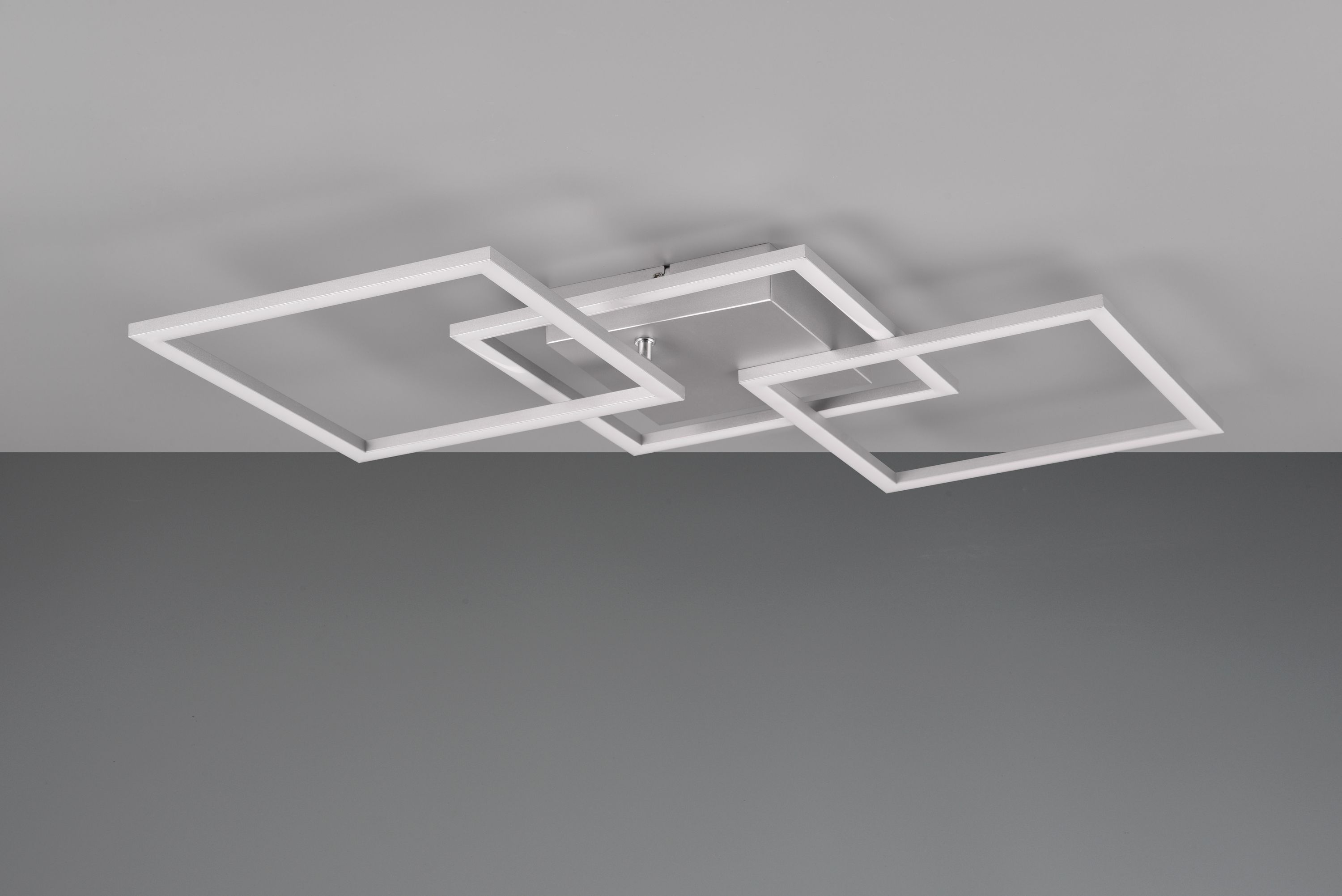 Trio Leuchten Deckenleuchte  52 6 x 7 x 52 6 cm  nicht dimmbar  Design mit vier überlappenden Quadraten Ansicht von unten auf vier weiße  sich überlappende quadratische Rahmen  die an einer grauen Decke befestigt sind