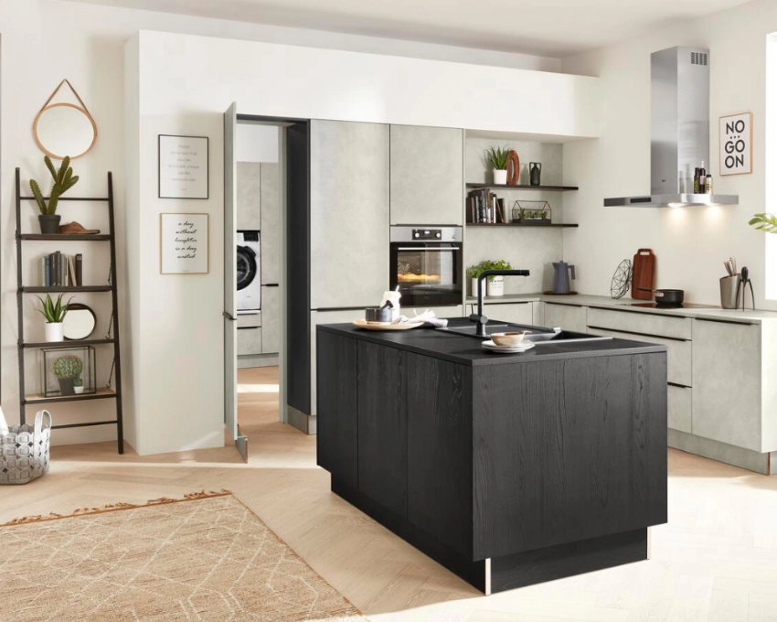 Kompakte Wohnküche mit Kochinsel Dunkle Kochinsel mit offener Gestaltung, helles Raumkonzept mit Pflanzen und Esstisch