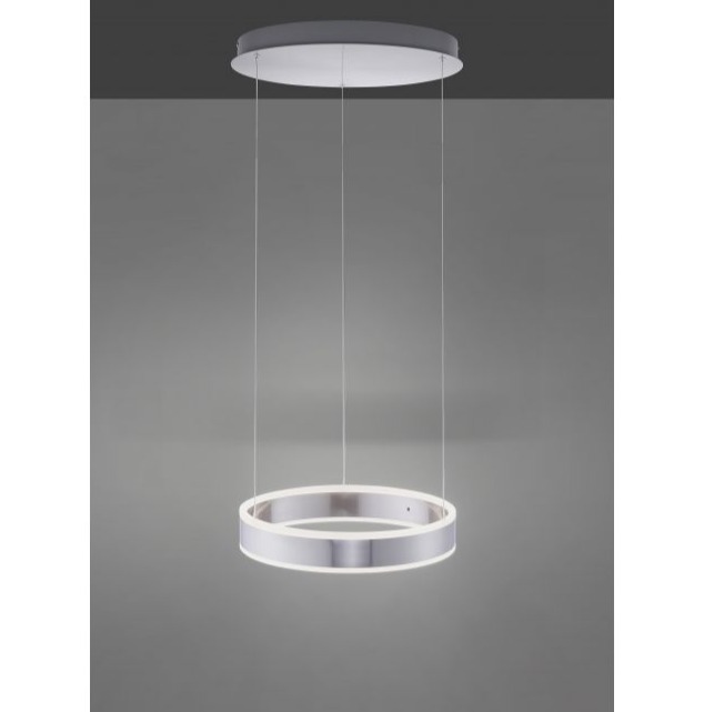 Moderne Pendelleuchte aus silbernem Metall mit rundem Leuchtring an Seilen  leicht von unten vor heller Decke fotografiert
