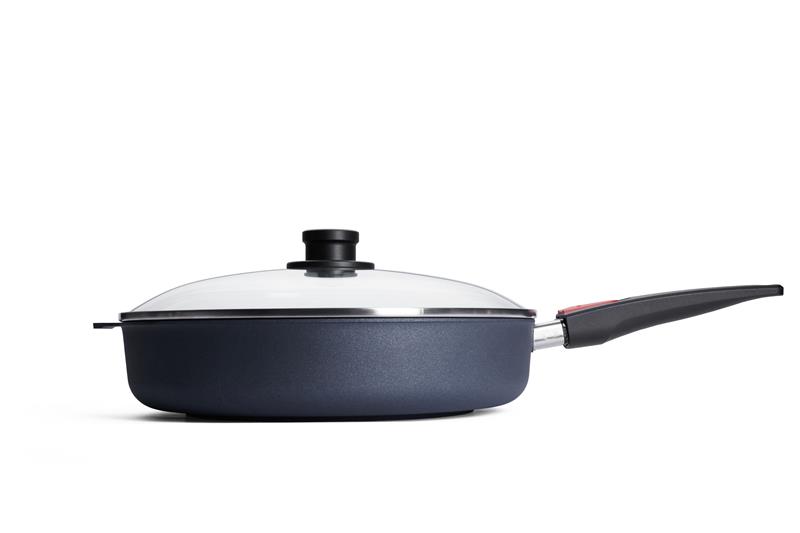 Seitenansicht einer schwarzen Pfanne mit Glasdeckel und langem Griff auf weißem Hintergrund.