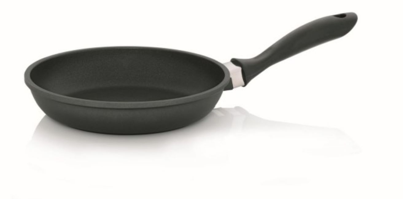 Seitliche Ansicht einer schwarzen Bratpfanne mit abgerundetem Rand und ergonomischem Griff