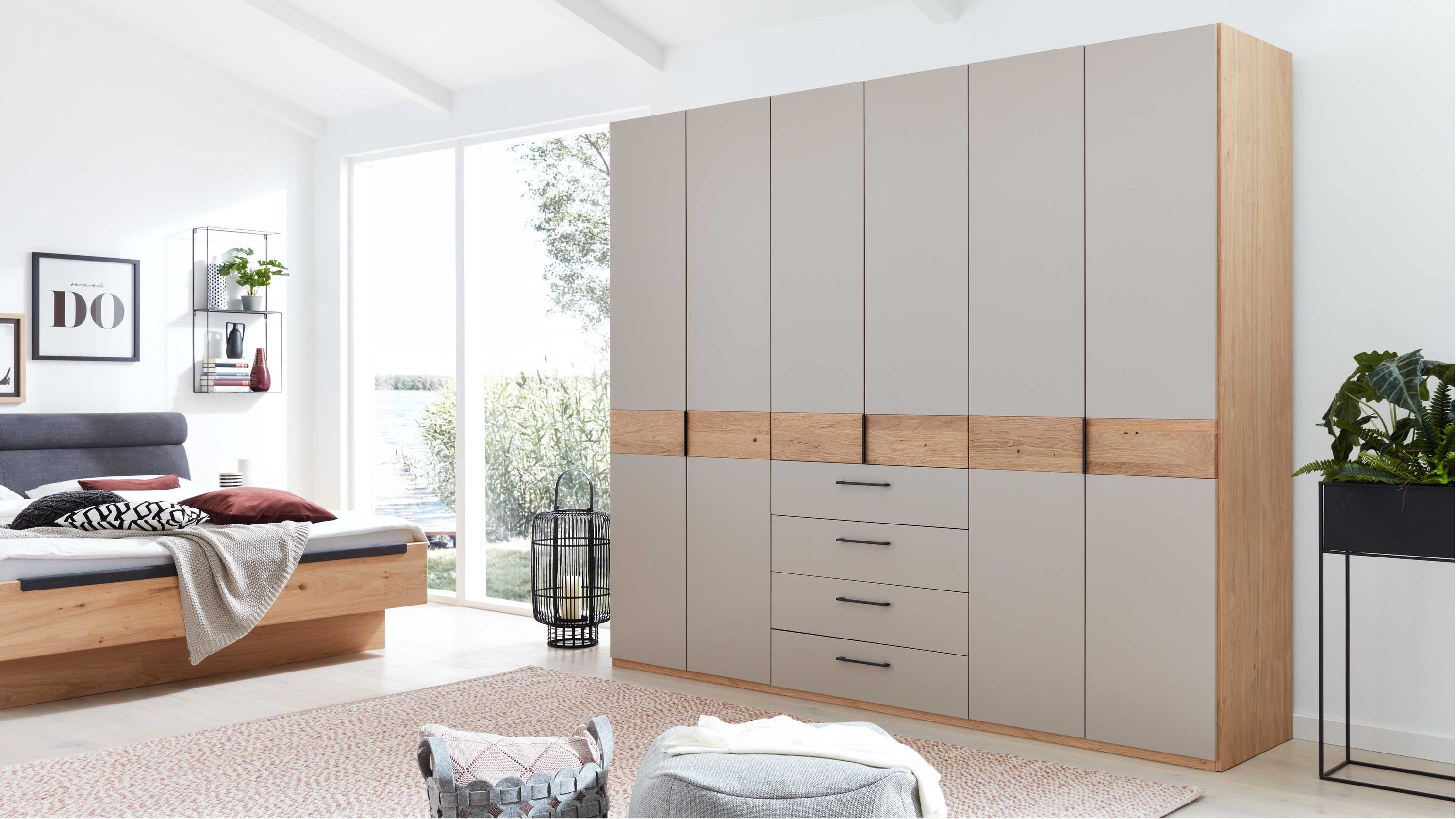 Interliving Schlafzimmer Serie 1023  Funktionsschrank Taupe & Balkeneiche - sechs Türen, drei Schubladen, Breite ca. 269 cm