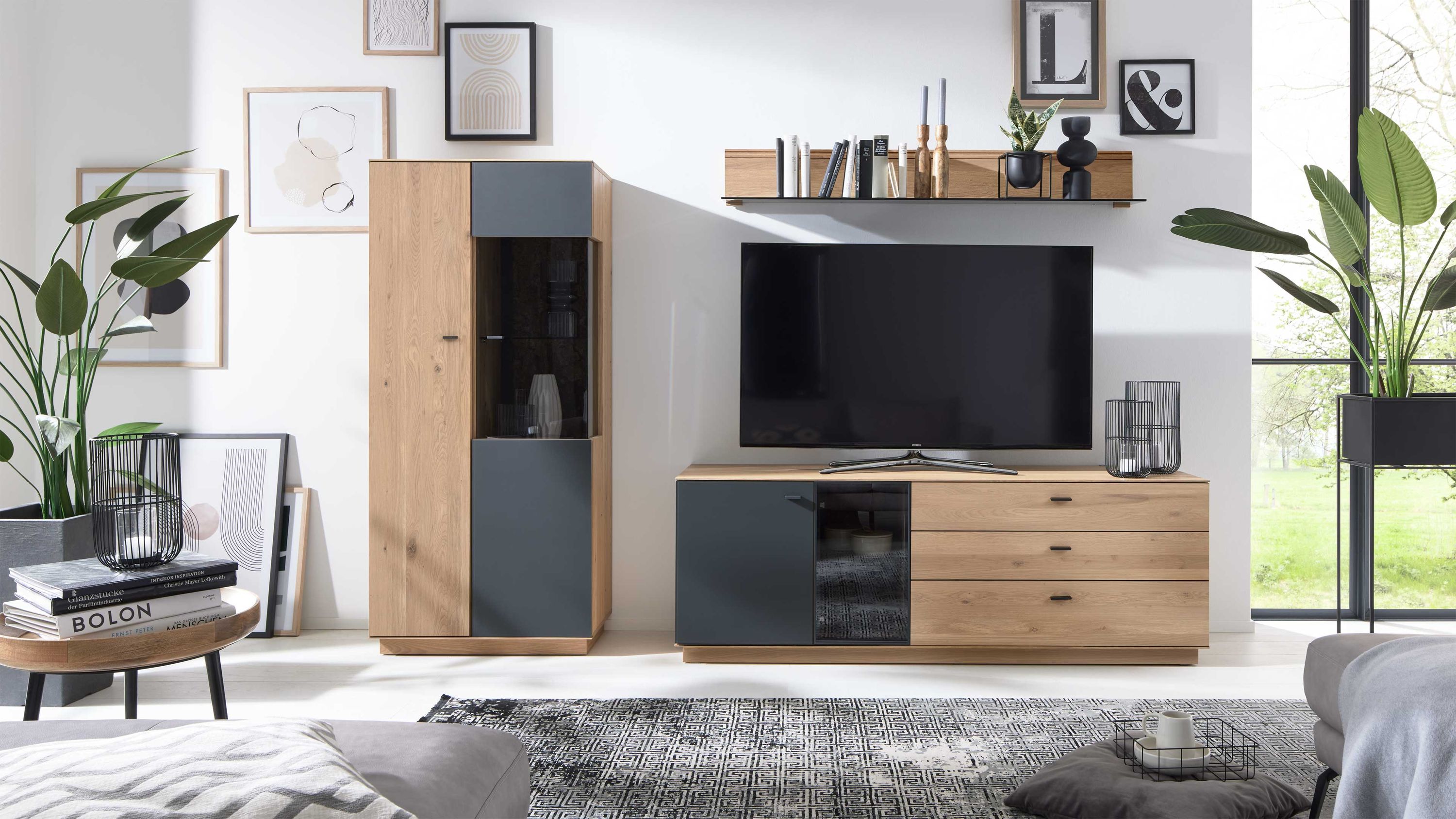Interliving Wohnzimmer Serie 2025 - Wohnwand 84 Wildeiche, Anthrazit & Kork - dreiteilig, Breite ca. 265 cm