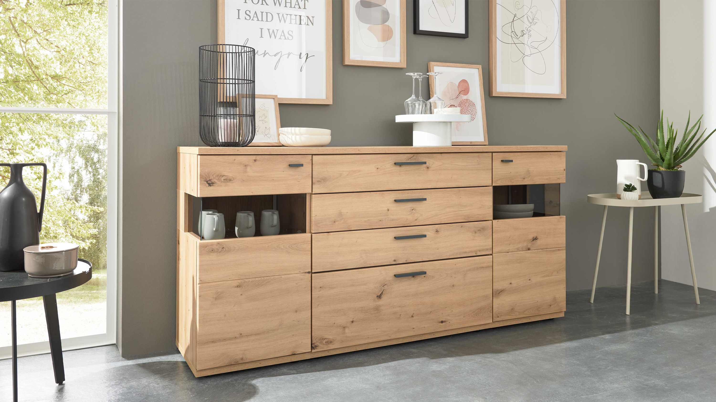 Sideboard mit zwei Türen und vier Schubladen in heller Holzoptik mit schwarzen Griffen