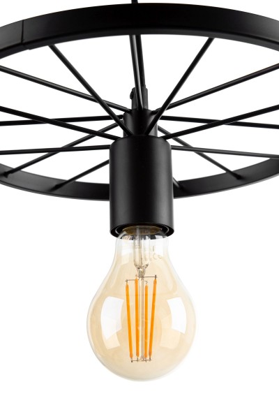 Industrielles Lichtdesign von unten Blick von unten auf eine Glühbirne in schwarzer Rad-Halterung mit Speichen, die an ein Wagenrad erinnert.