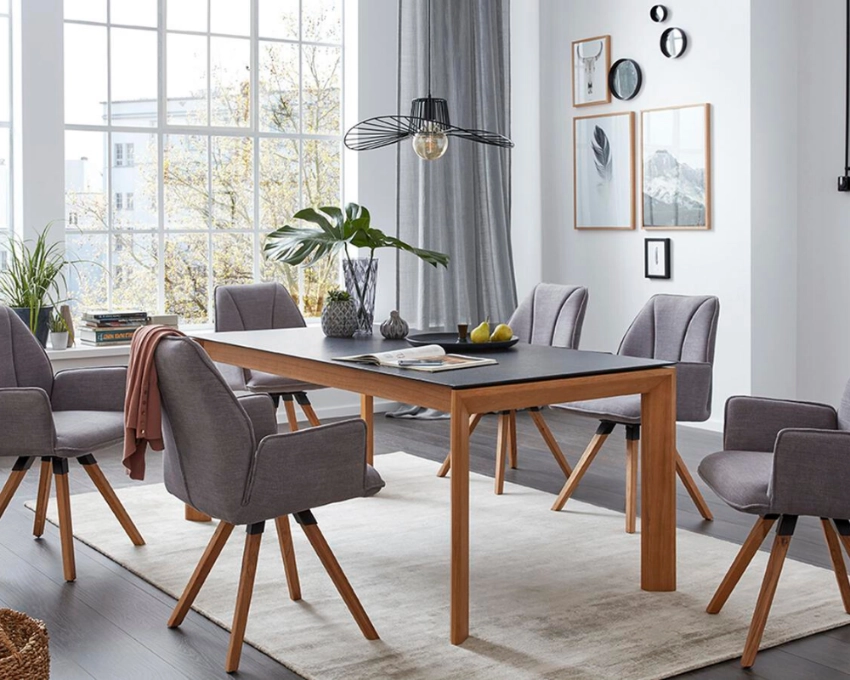 Interliving Essgruppe mit Holztisch und Polsterstühlen Moderner Essbereich mit Holztisch und sechs grauen Stühlen im skandinavischen Stil
