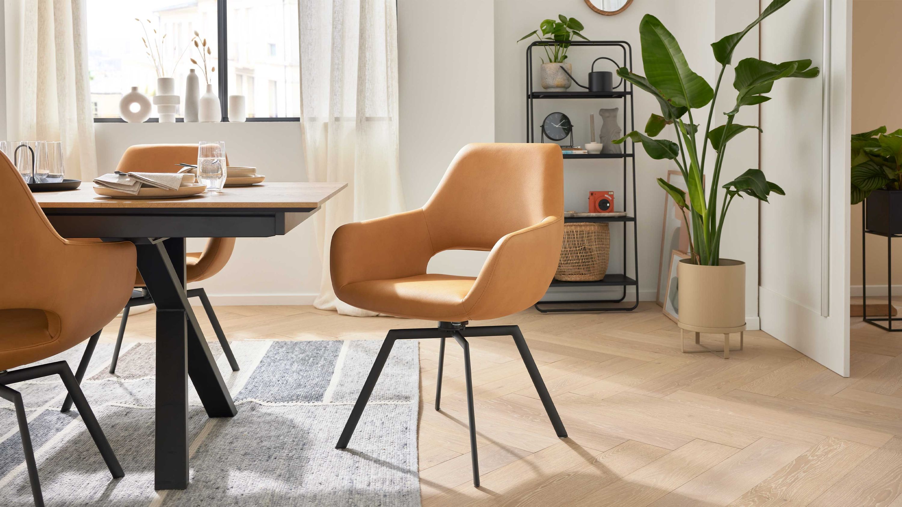 Schalenstuhl mit kurkumafarbenem Sitz und anthrazitfarbenem Metallgestell in modernem Esszimmer